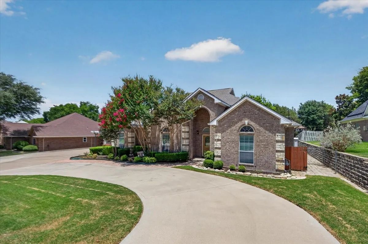 Single Family Residence For Rent in Tarrant County , 6224 Canyon Trail, Lake Worth, Texas 76135, 3 Bedroom, 3 Bathroom, 2 Garage spaces, 2,432 Sqft, built in 2002, mls#21323487, Real Estate Agent in Lake Worth, Homes For Rent in Tarrant county, Homes For Rent in Lake Worth, Realtor in Lake Worth Texas, Real Estate Brokerage Independent Realty Texas, Luminita Cordes Realtor