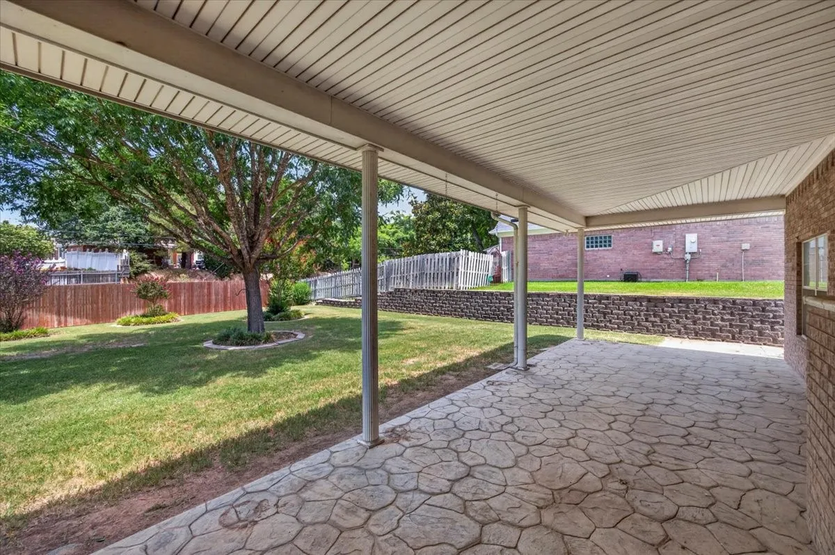 Single Family Residence For Rent in Tarrant County , 6224 Canyon Trail, Lake Worth, Texas 76135, 3 Bedroom, 3 Bathroom, 2 Garage spaces, 2,432 Sqft, built in 2002, mls#21323487, Real Estate Agent in Lake Worth, Homes For Rent in Tarrant county, Homes For Rent in Lake Worth, Realtor in Lake Worth Texas, Real Estate Brokerage Independent Realty Texas, Luminita Cordes Realtor
