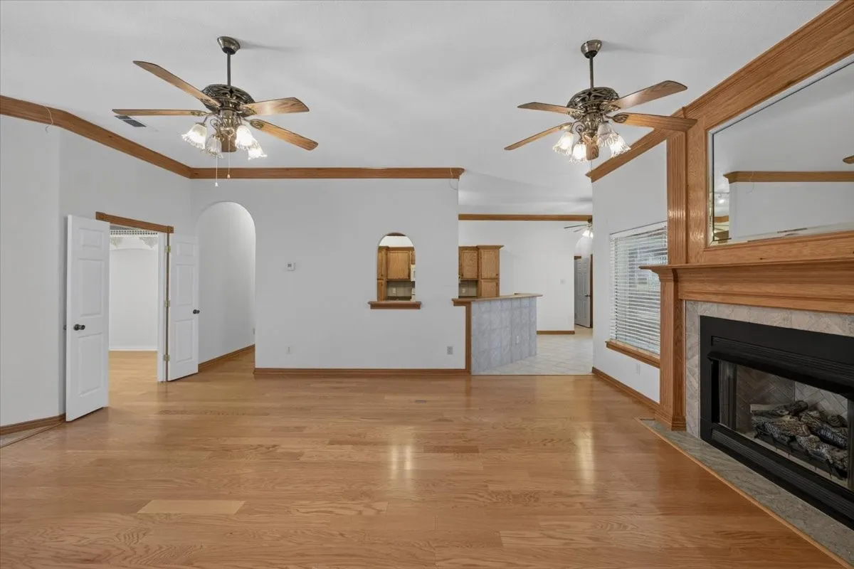 Single Family Residence For Rent in Tarrant County , 6224 Canyon Trail, Lake Worth, Texas 76135, 3 Bedroom, 3 Bathroom, 2 Garage spaces, 2,432 Sqft, built in 2002, mls#21323487, Real Estate Agent in Lake Worth, Homes For Rent in Tarrant county, Homes For Rent in Lake Worth, Realtor in Lake Worth Texas, Real Estate Brokerage Independent Realty Texas, Luminita Cordes Realtor
