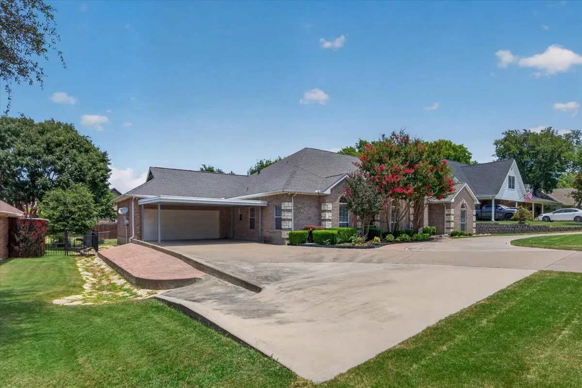 Single Family Residence For Rent in Tarrant County , 6224 Canyon Trail, Lake Worth, Texas 76135, 3 Bedroom, 3 Bathroom, 2 Garage spaces, 2,432 Sqft, built in 2002, mls#21323487, Real Estate Agent in Lake Worth, Homes For Rent in Tarrant county, Homes For Rent in Lake Worth, Realtor in Lake Worth Texas, Real Estate Brokerage Independent Realty Texas, Luminita Cordes Realtor
