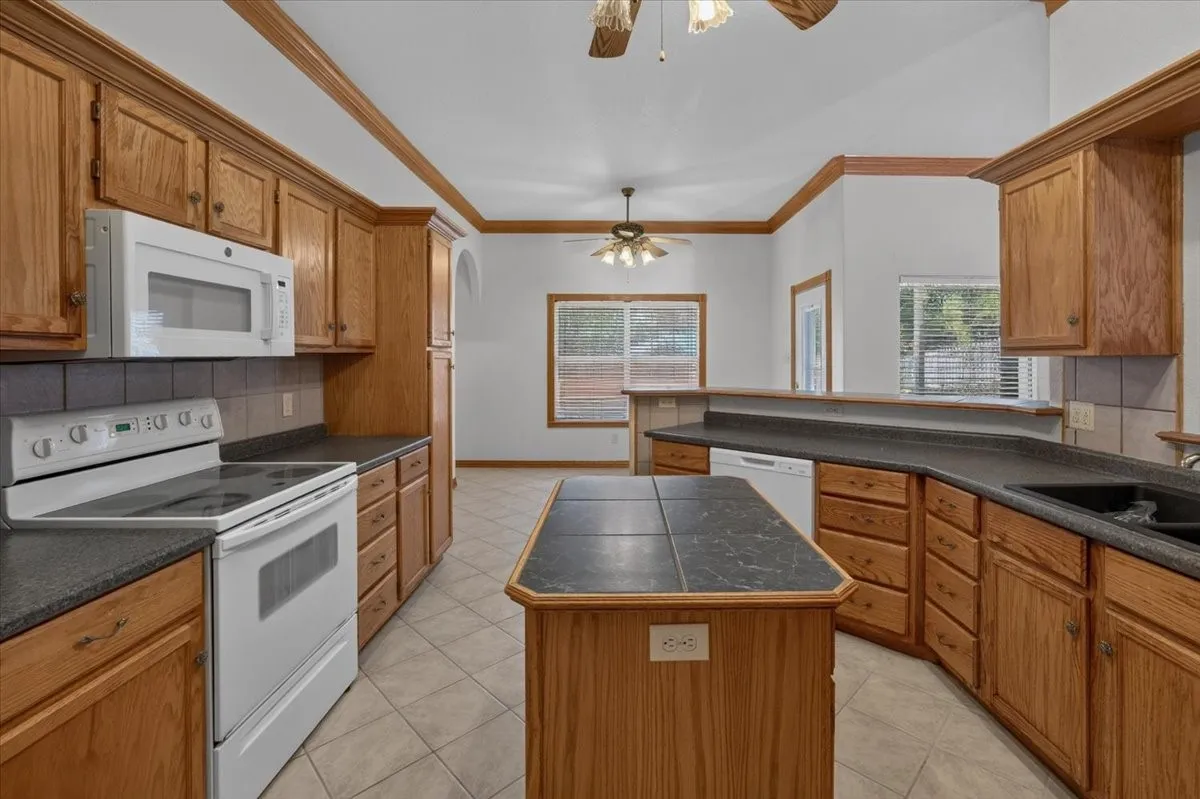 Single Family Residence For Rent in Tarrant County , 6224 Canyon Trail, Lake Worth, Texas 76135, 3 Bedroom, 3 Bathroom, 2 Garage spaces, 2,432 Sqft, built in 2002, mls#21323487, Real Estate Agent in Lake Worth, Homes For Rent in Tarrant county, Homes For Rent in Lake Worth, Realtor in Lake Worth Texas, Real Estate Brokerage Independent Realty Texas, Luminita Cordes Realtor