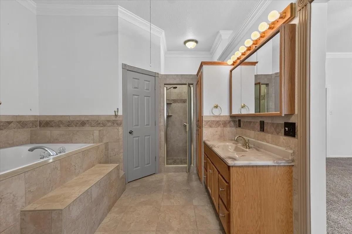 Single Family Residence For Rent in Tarrant County , 6224 Canyon Trail, Lake Worth, Texas 76135, 3 Bedroom, 3 Bathroom, 2 Garage spaces, 2,432 Sqft, built in 2002, mls#21323487, Real Estate Agent in Lake Worth, Homes For Rent in Tarrant county, Homes For Rent in Lake Worth, Realtor in Lake Worth Texas, Real Estate Brokerage Independent Realty Texas, Luminita Cordes Realtor