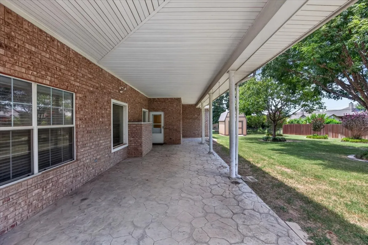 Single Family Residence For Rent in Tarrant County , 6224 Canyon Trail, Lake Worth, Texas 76135, 3 Bedroom, 3 Bathroom, 2 Garage spaces, 2,432 Sqft, built in 2002, mls#21323487, Real Estate Agent in Lake Worth, Homes For Rent in Tarrant county, Homes For Rent in Lake Worth, Realtor in Lake Worth Texas, Real Estate Brokerage Independent Realty Texas, Luminita Cordes Realtor