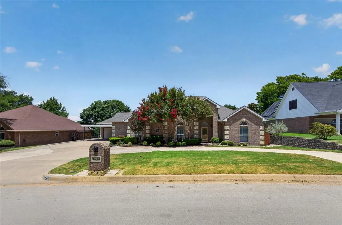 Single Family Residence For Rent in Tarrant County , 6224 Canyon Trail, Lake Worth, Texas 76135, 3 Bedroom, 3 Bathroom, 2 Garage spaces, 2,432 Sqft, built in 2002, mls#21323487, Real Estate Agent in Lake Worth, Homes For Rent in Tarrant county, Homes For Rent in Lake Worth, Realtor in Lake Worth Texas, Real Estate Brokerage Independent Realty Texas, Luminita Cordes Realtor