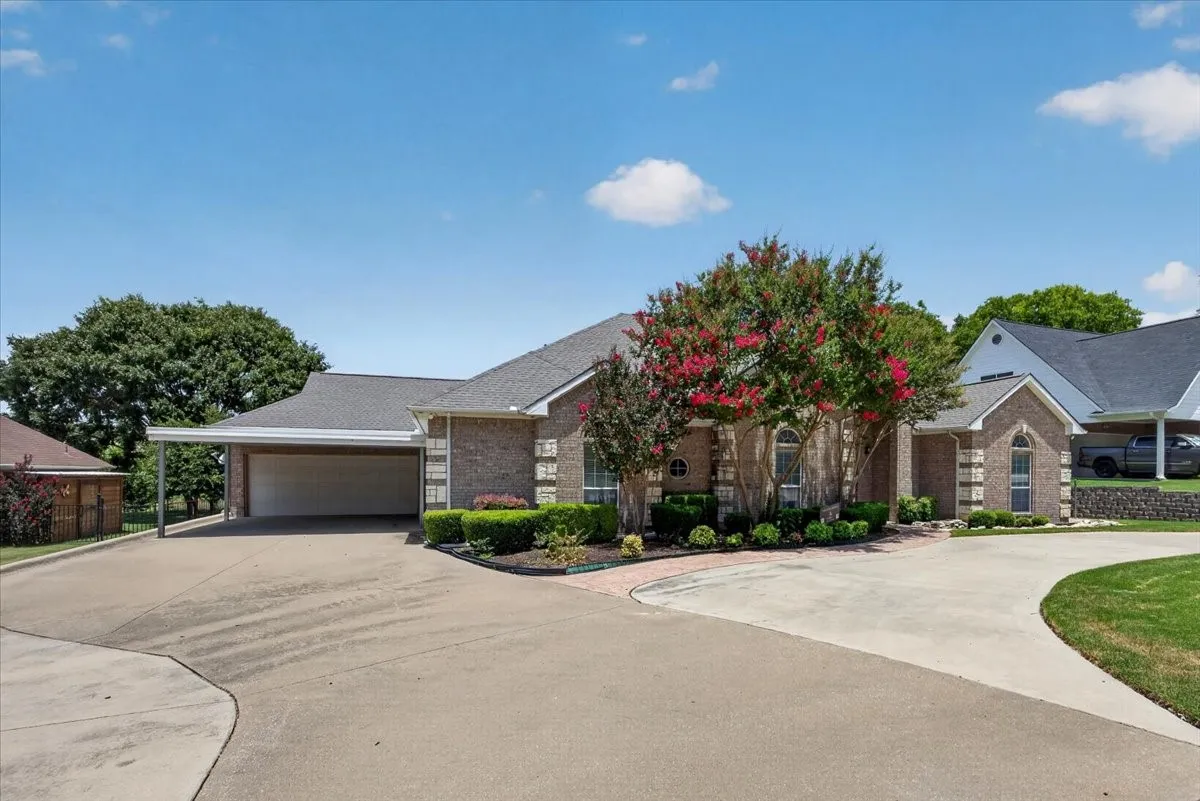 Single Family Residence For Rent in Tarrant County , 6224 Canyon Trail, Lake Worth, Texas 76135, 3 Bedroom, 3 Bathroom, 2 Garage spaces, 2,432 Sqft, built in 2002, mls#21323487, Real Estate Agent in Lake Worth, Homes For Rent in Tarrant county, Homes For Rent in Lake Worth, Realtor in Lake Worth Texas, Real Estate Brokerage Independent Realty Texas, Luminita Cordes Realtor