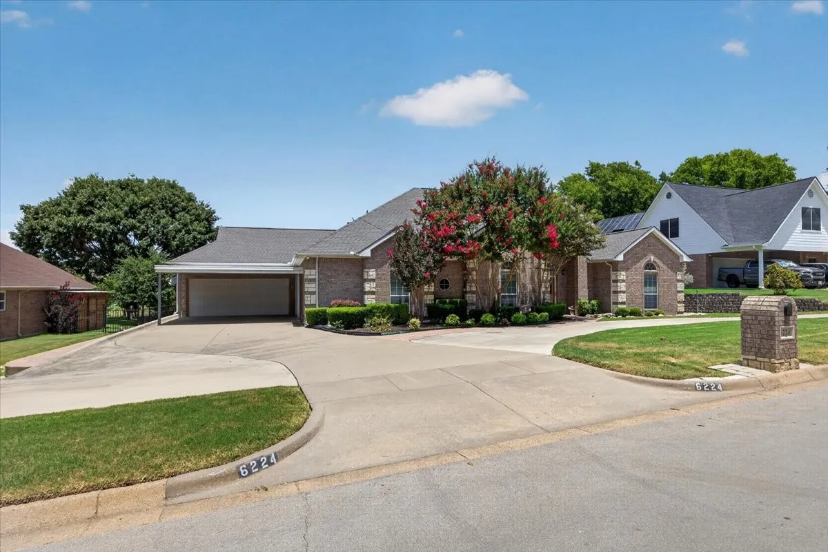 Single Family Residence For Rent in Tarrant County , 6224 Canyon Trail, Lake Worth, Texas 76135, 3 Bedroom, 3 Bathroom, 2 Garage spaces, 2,432 Sqft, built in 2002, mls#21323487, Real Estate Agent in Lake Worth, Homes For Rent in Tarrant county, Homes For Rent in Lake Worth, Realtor in Lake Worth Texas, Real Estate Brokerage Independent Realty Texas, Luminita Cordes Realtor
