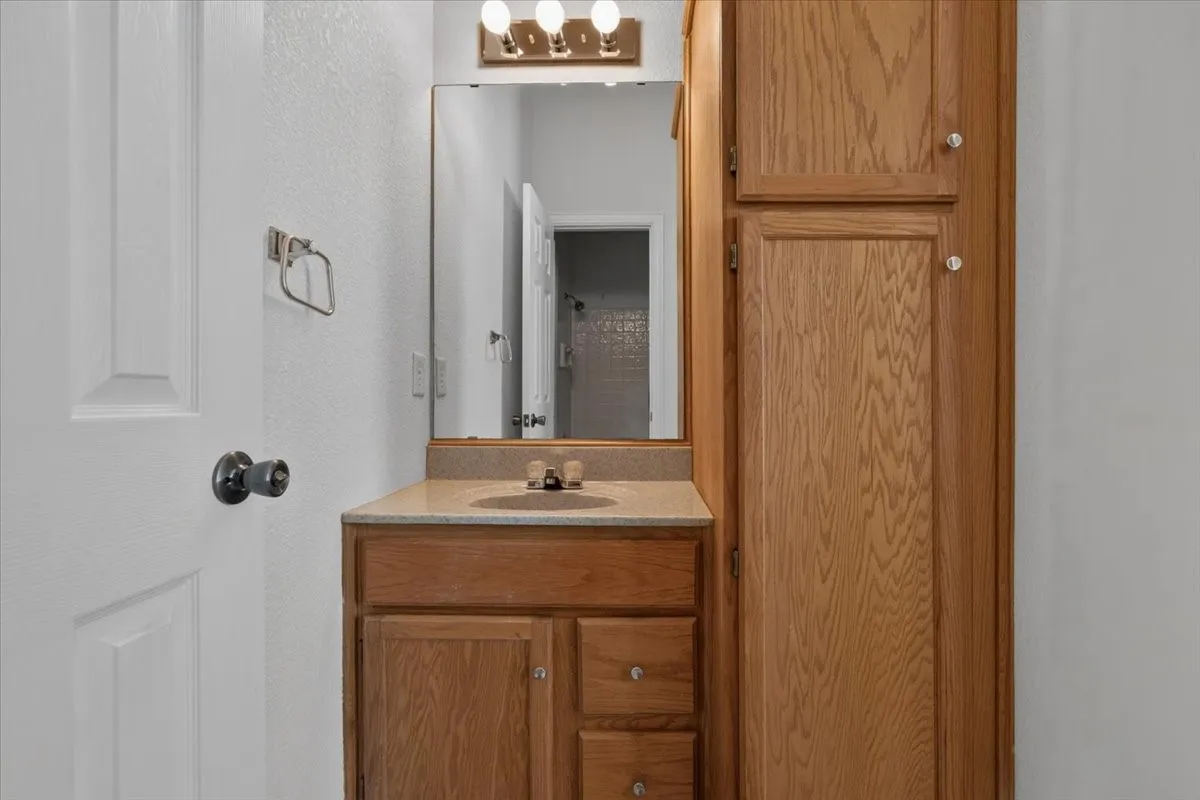 Single Family Residence For Rent in Tarrant County , 6224 Canyon Trail, Lake Worth, Texas 76135, 3 Bedroom, 3 Bathroom, 2 Garage spaces, 2,432 Sqft, built in 2002, mls#21323487, Real Estate Agent in Lake Worth, Homes For Rent in Tarrant county, Homes For Rent in Lake Worth, Realtor in Lake Worth Texas, Real Estate Brokerage Independent Realty Texas, Luminita Cordes Realtor