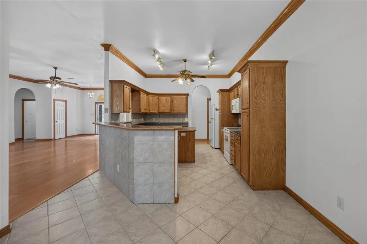 Single Family Residence For Rent in Tarrant County , 6224 Canyon Trail, Lake Worth, Texas 76135, 3 Bedroom, 3 Bathroom, 2 Garage spaces, 2,432 Sqft, built in 2002, mls#21323487, Real Estate Agent in Lake Worth, Homes For Rent in Tarrant county, Homes For Rent in Lake Worth, Realtor in Lake Worth Texas, Real Estate Brokerage Independent Realty Texas, Luminita Cordes Realtor