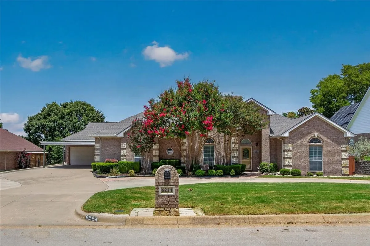 Single Family Residence For Rent in Tarrant County , 6224 Canyon Trail, Lake Worth, Texas 76135, 3 Bedroom, 3 Bathroom, 2 Garage spaces, 2,432 Sqft, built in 2002, mls#21323487, Real Estate Agent in Lake Worth, Homes For Rent in Tarrant county, Homes For Rent in Lake Worth, Realtor in Lake Worth Texas, Real Estate Brokerage Independent Realty Texas, Luminita Cordes Realtor