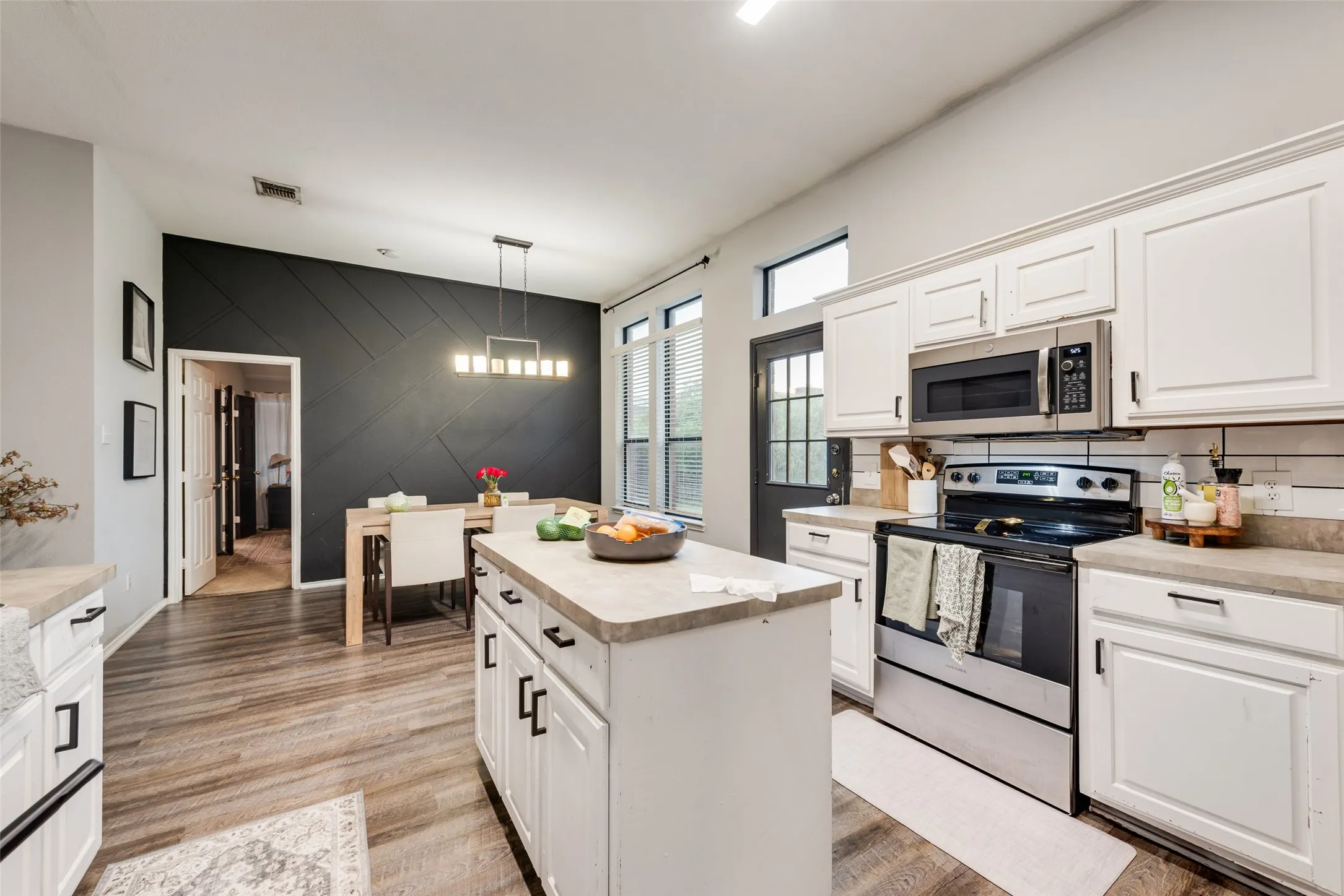 Single Family Residence For Sale in Tarrant County , 8169 Royal Terrace Lane, Fort Worth, Texas 76120, 4 Bedroom, 2 Bathroom, 2 Garage spaces, 1,935 Sqft, built in 2004, mls#21325393, Real Estate Agent in Fort Worth, Homes For Sale in Tarrant county, Homes For Sale in Fort Worth, Realtor in Fort Worth Texas, Real Estate Brokerage Independent Realty Texas, Luminita Cordes Realtor