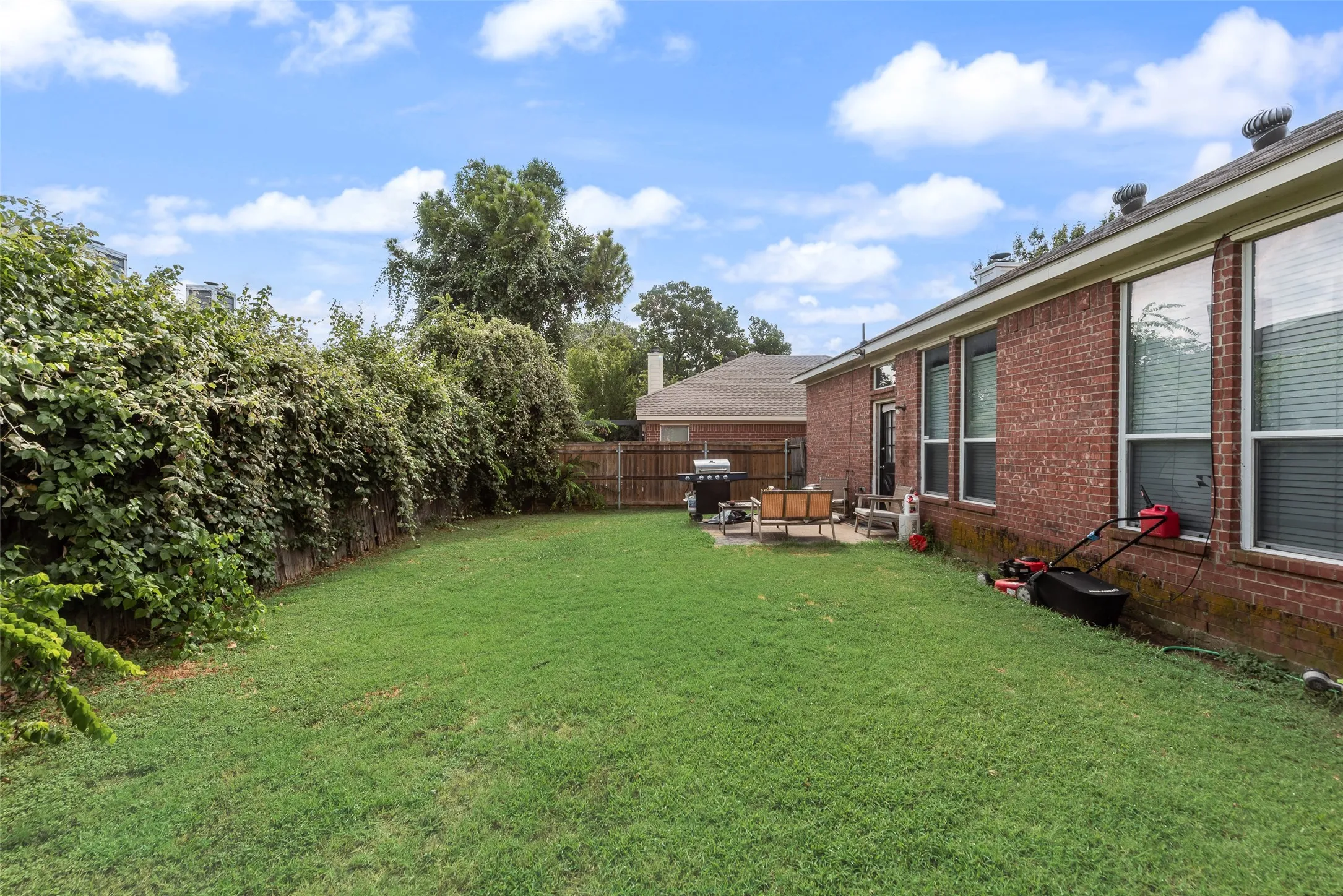 Single Family Residence For Sale in Tarrant County , 8169 Royal Terrace Lane, Fort Worth, Texas 76120, 4 Bedroom, 2 Bathroom, 2 Garage spaces, 1,935 Sqft, built in 2004, mls#21325393, Real Estate Agent in Fort Worth, Homes For Sale in Tarrant county, Homes For Sale in Fort Worth, Realtor in Fort Worth Texas, Real Estate Brokerage Independent Realty Texas, Luminita Cordes Realtor