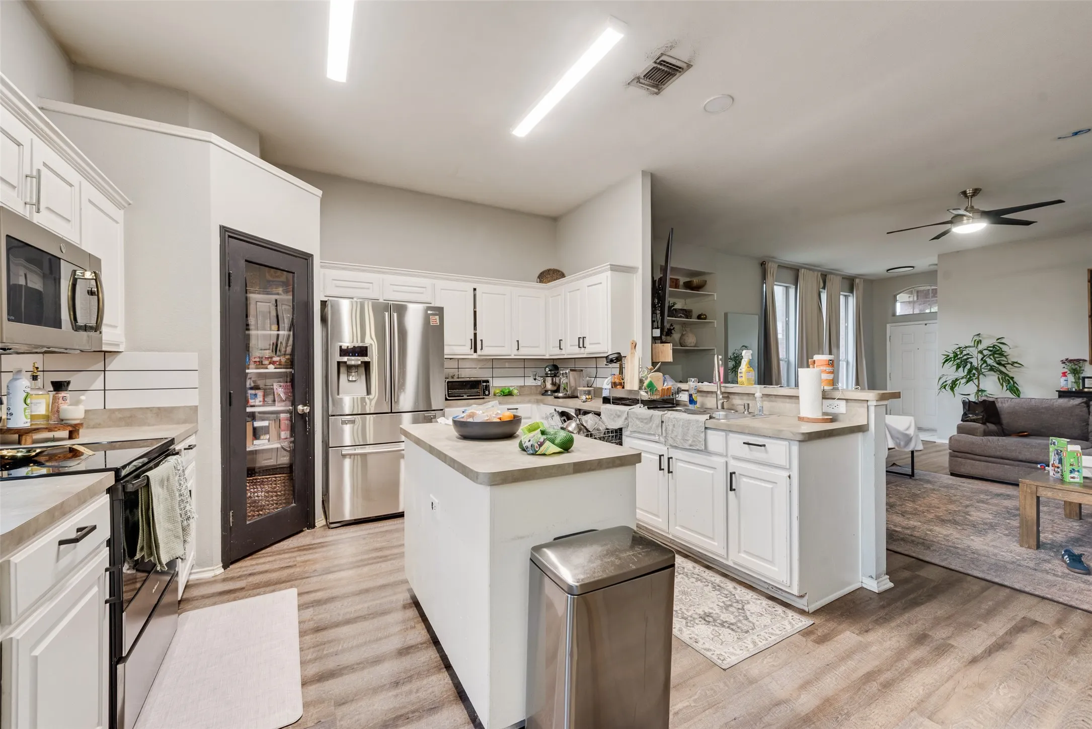 Single Family Residence For Sale in Tarrant County , 8169 Royal Terrace Lane, Fort Worth, Texas 76120, 4 Bedroom, 2 Bathroom, 2 Garage spaces, 1,935 Sqft, built in 2004, mls#21325393, Real Estate Agent in Fort Worth, Homes For Sale in Tarrant county, Homes For Sale in Fort Worth, Realtor in Fort Worth Texas, Real Estate Brokerage Independent Realty Texas, Luminita Cordes Realtor