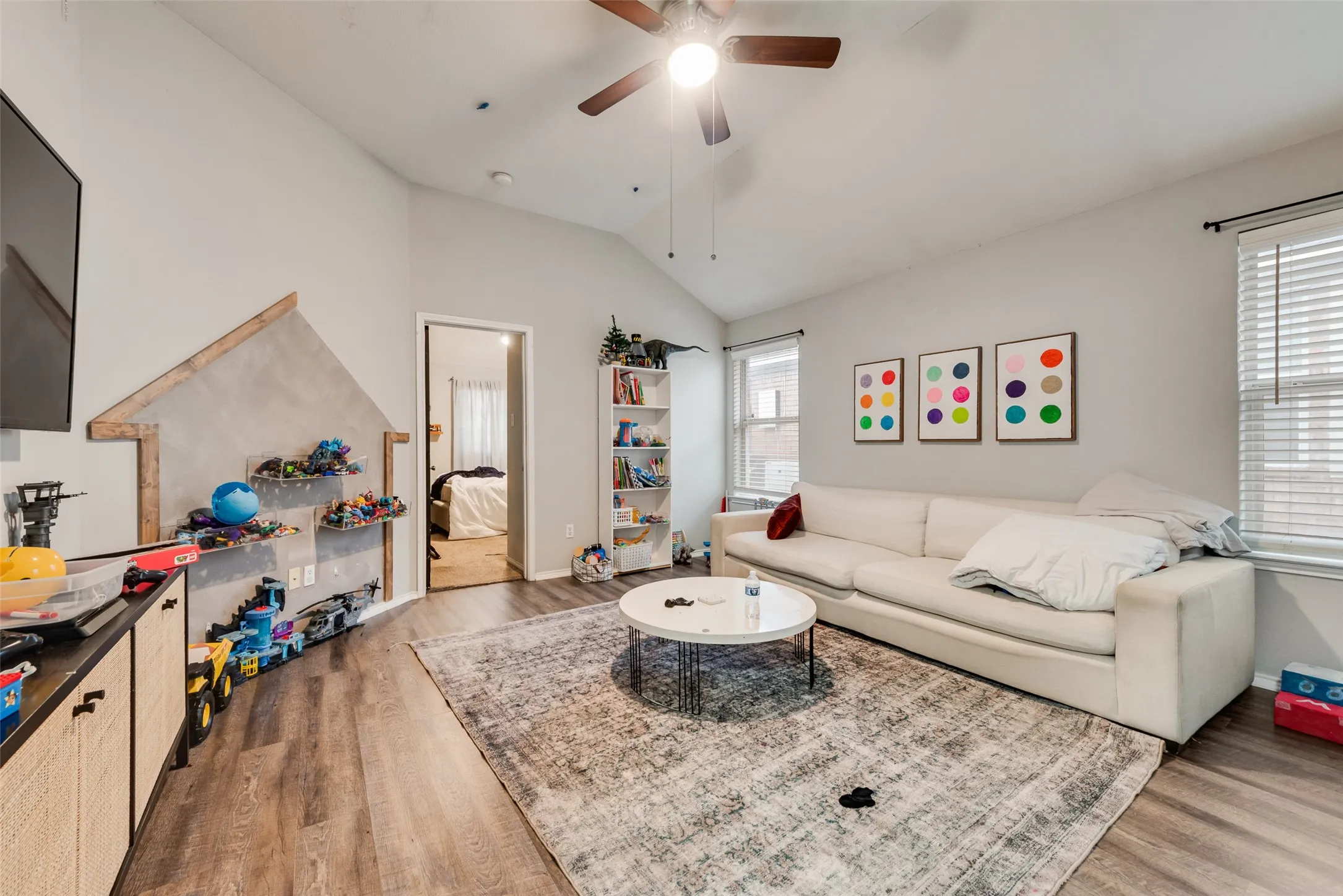 Single Family Residence For Sale in Tarrant County , 8169 Royal Terrace Lane, Fort Worth, Texas 76120, 4 Bedroom, 2 Bathroom, 2 Garage spaces, 1,935 Sqft, built in 2004, mls#21325393, Real Estate Agent in Fort Worth, Homes For Sale in Tarrant county, Homes For Sale in Fort Worth, Realtor in Fort Worth Texas, Real Estate Brokerage Independent Realty Texas, Luminita Cordes Realtor