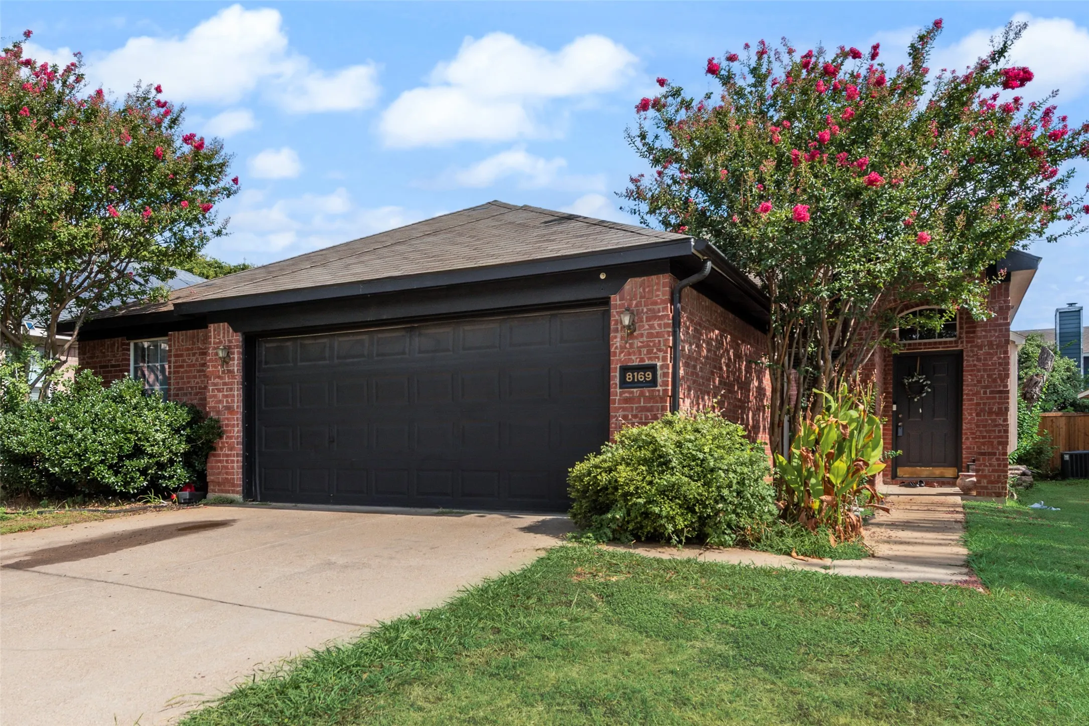 Single Family Residence For Sale in Tarrant County , 8169 Royal Terrace Lane, Fort Worth, Texas 76120, 4 Bedroom, 2 Bathroom, 2 Garage spaces, 1,935 Sqft, built in 2004, mls#21325393, Real Estate Agent in Fort Worth, Homes For Sale in Tarrant county, Homes For Sale in Fort Worth, Realtor in Fort Worth Texas, Real Estate Brokerage Independent Realty Texas, Luminita Cordes Realtor