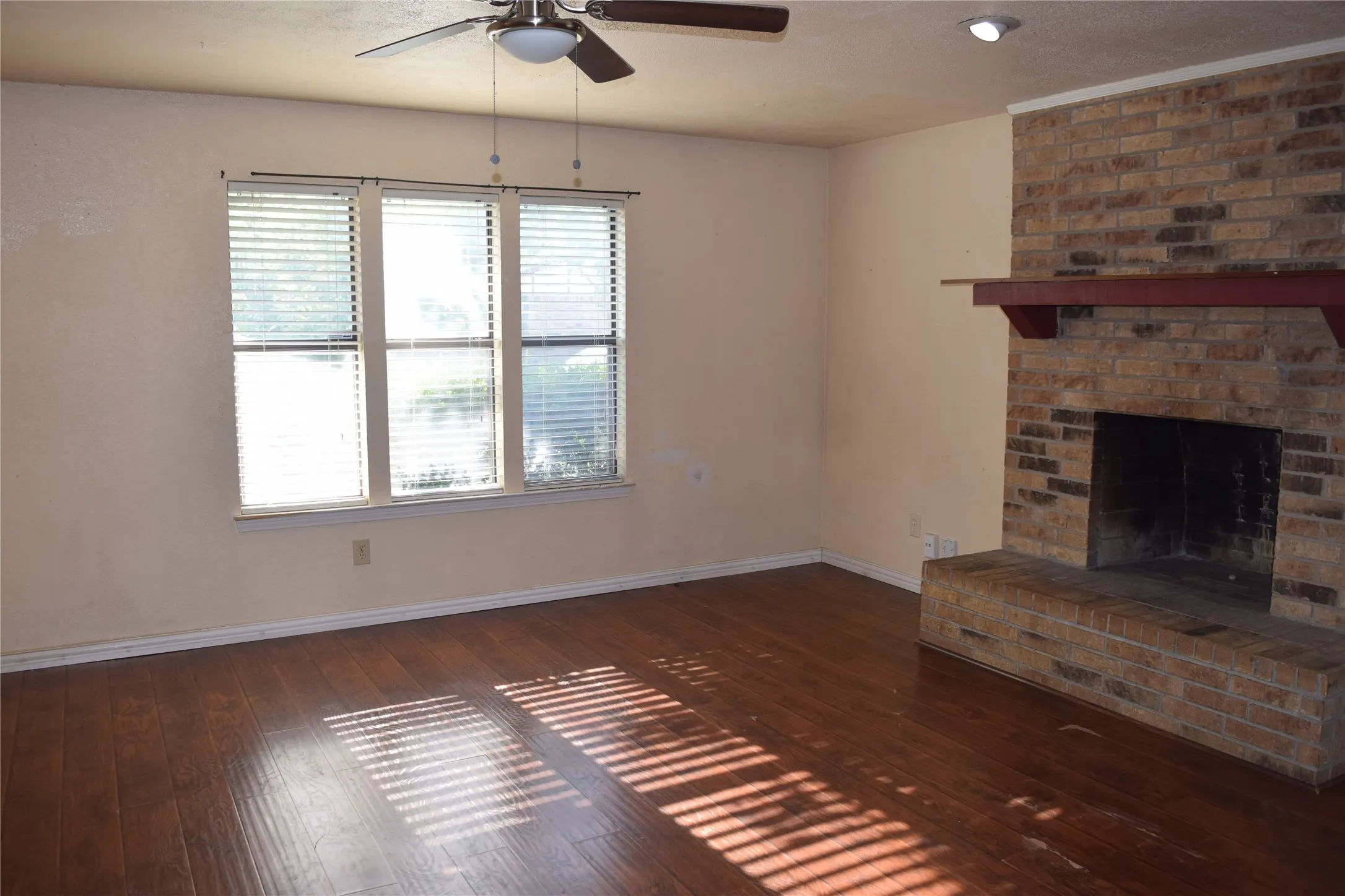 Duplex For Rent in Dallas County , 1806 Family Circle, Grand Prairie, Texas 75051, 2 Bedroom, 3 Bathroom, Garage spaces, 1,120 Sqft, built in 1982, mls#21325395, Real Estate Agent in Grand Prairie, Homes For Rent in Dallas county, Homes For Rent in Grand Prairie, Realtor in Grand Prairie Texas, Real Estate Brokerage Independent Realty Texas, Luminita Cordes Realtor