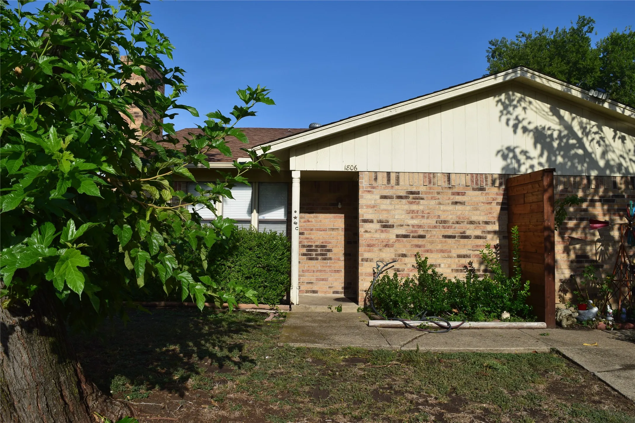 Duplex For Rent in Dallas County , 1806 Family Circle, Grand Prairie, Texas 75051, 2 Bedroom, 3 Bathroom, Garage spaces, 1,120 Sqft, built in 1982, mls#21325395, Real Estate Agent in Grand Prairie, Homes For Rent in Dallas county, Homes For Rent in Grand Prairie, Realtor in Grand Prairie Texas, Real Estate Brokerage Independent Realty Texas, Luminita Cordes Realtor