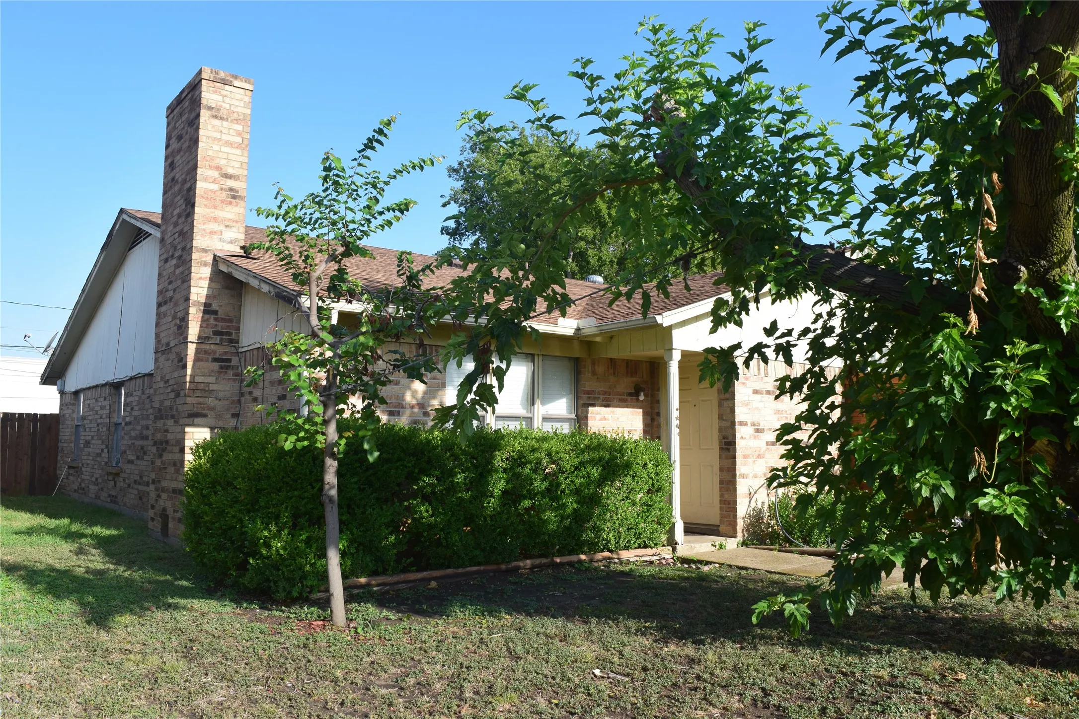 Duplex For Rent in Dallas County , 1806 Family Circle, Grand Prairie, Texas 75051, 2 Bedroom, 3 Bathroom, Garage spaces, 1,120 Sqft, built in 1982, mls#21325395, Real Estate Agent in Grand Prairie, Homes For Rent in Dallas county, Homes For Rent in Grand Prairie, Realtor in Grand Prairie Texas, Real Estate Brokerage Independent Realty Texas, Luminita Cordes Realtor