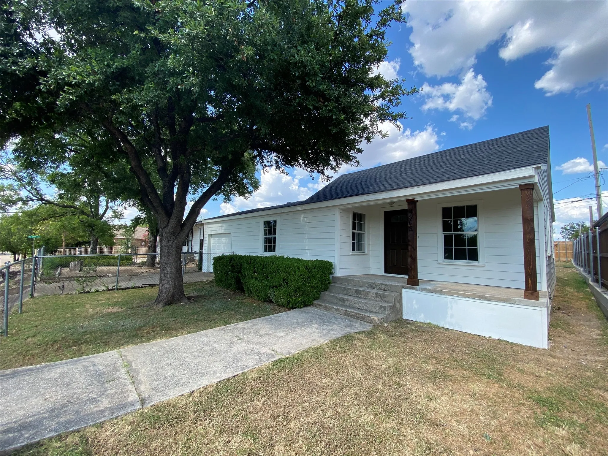 Single Family Residence For Sale in Tarrant County , 2908 Lulu Street W, Fort Worth, Texas 76106, 3 Bedroom, 1 Bathroom, 1 Garage spaces, 952 Sqft, built in 1930, mls#21323070, Real Estate Agent in Fort Worth, Homes For Sale in Tarrant county, Homes For Sale in Fort Worth, Realtor in Fort Worth Texas, Real Estate Brokerage Independent Realty Texas, Luminita Cordes Realtor