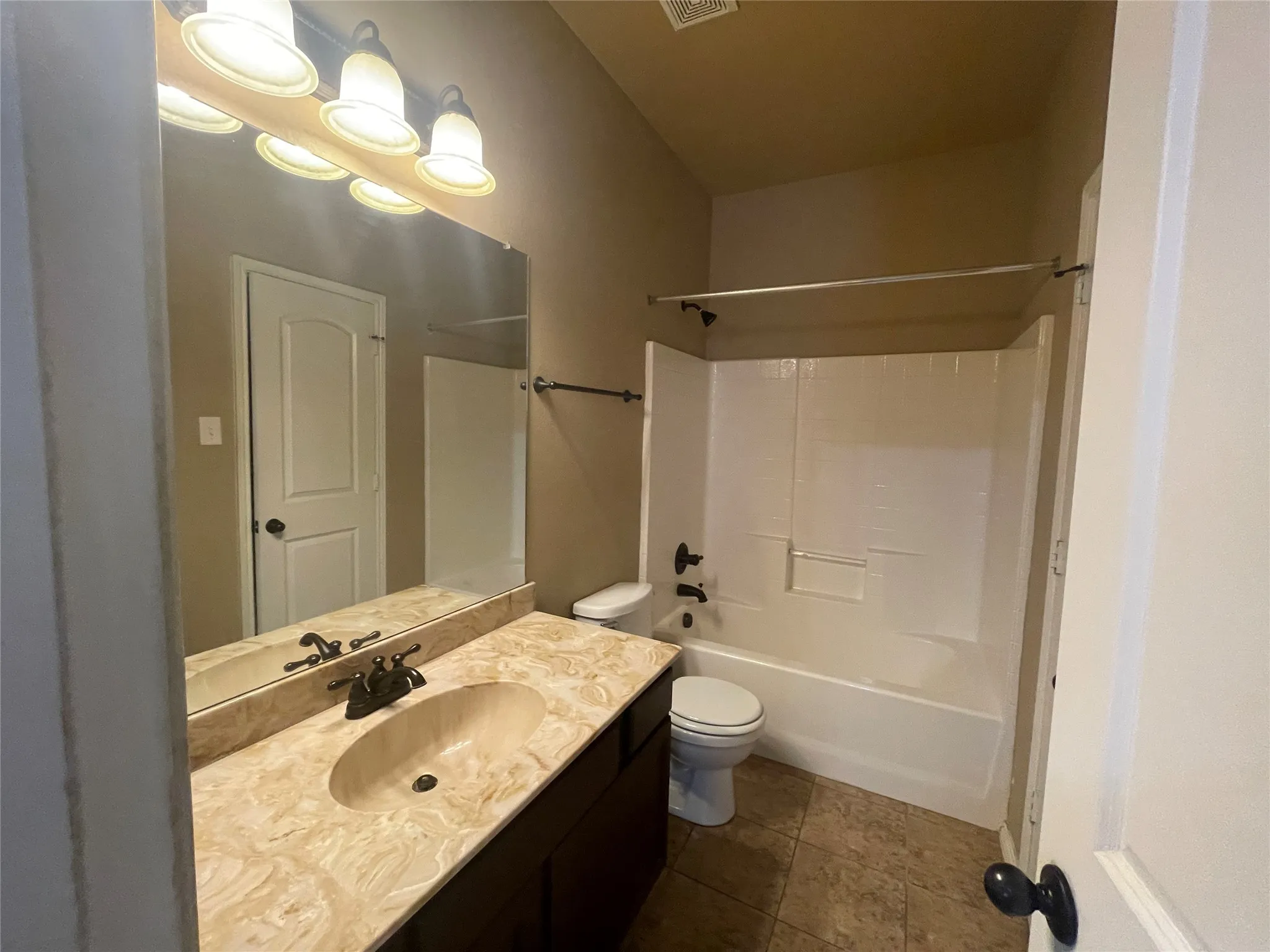 Duplex For Rent in Tarrant County , 1432 Ravenwood Drive, Mansfield, Texas 76063, 3 Bedroom, 2 Bathroom, 2 Garage spaces, 1,202 Sqft, built in 2010, mls#21317408, Real Estate Agent in Mansfield, Homes For Rent in Tarrant county, Homes For Rent in Mansfield, Realtor in Mansfield Texas, Real Estate Brokerage Independent Realty Texas, Luminita Cordes Realtor