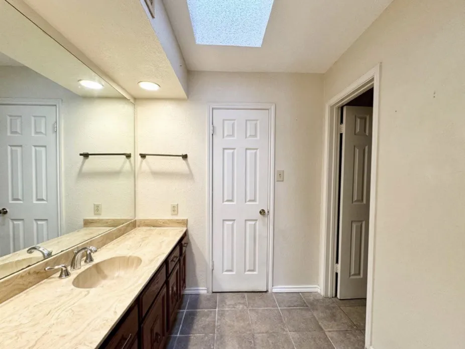 Condominium For Sale in Dallas County , 3635 Garden Brook, Farmers Branch, Texas 75234, 1 Bedroom, 2 Bathroom, Garage spaces, 919 Sqft, built in 1986, mls#21325418, Real Estate Agent in Farmers Branch, Homes For Sale in Dallas county, Homes For Sale in Farmers Branch, Realtor in Farmers Branch Texas, Real Estate Brokerage Independent Realty Texas, Luminita Cordes Realtor