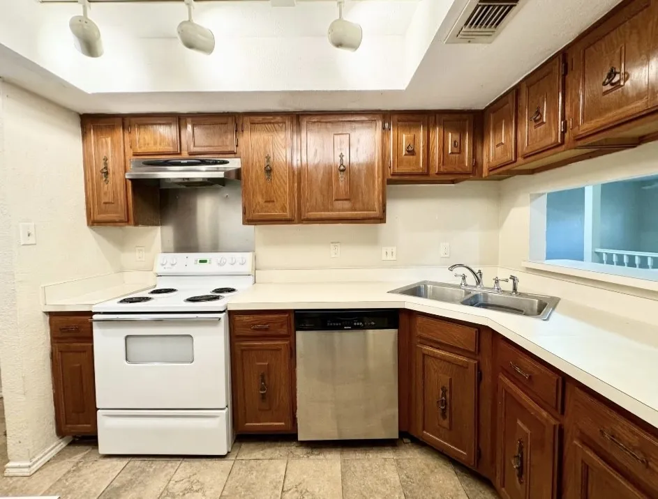 Condominium For Sale in Dallas County , 3635 Garden Brook, Farmers Branch, Texas 75234, 1 Bedroom, 2 Bathroom, Garage spaces, 919 Sqft, built in 1986, mls#21325418, Real Estate Agent in Farmers Branch, Homes For Sale in Dallas county, Homes For Sale in Farmers Branch, Realtor in Farmers Branch Texas, Real Estate Brokerage Independent Realty Texas, Luminita Cordes Realtor