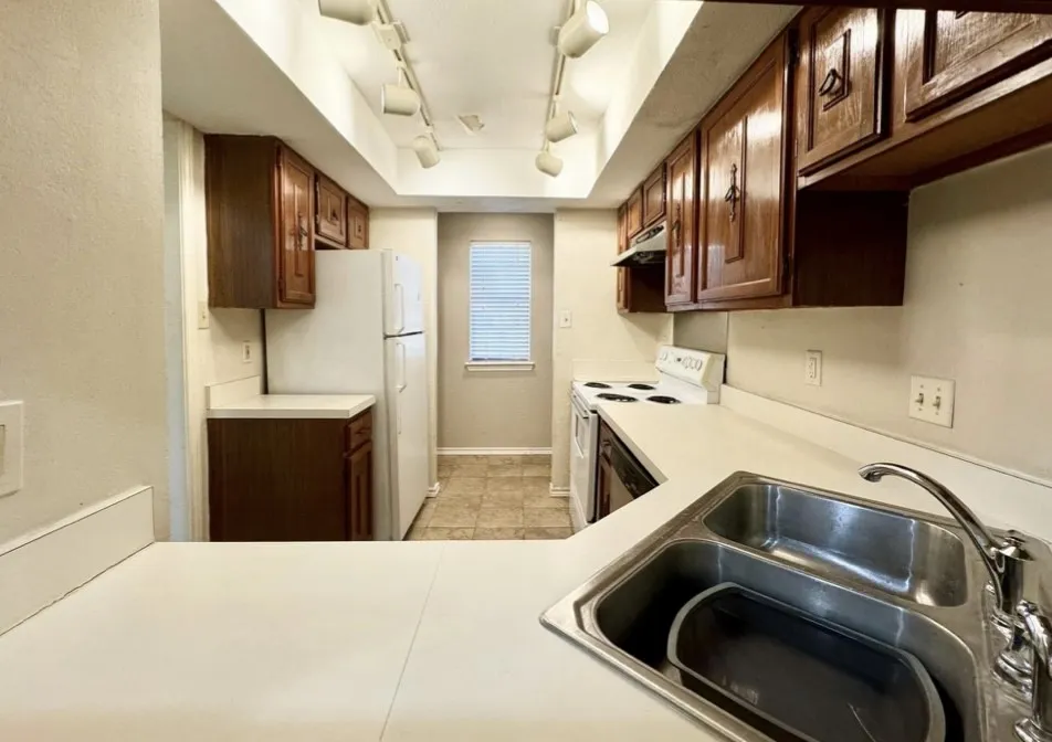 Condominium For Sale in Dallas County , 3635 Garden Brook, Farmers Branch, Texas 75234, 1 Bedroom, 2 Bathroom, Garage spaces, 919 Sqft, built in 1986, mls#21325418, Real Estate Agent in Farmers Branch, Homes For Sale in Dallas county, Homes For Sale in Farmers Branch, Realtor in Farmers Branch Texas, Real Estate Brokerage Independent Realty Texas, Luminita Cordes Realtor