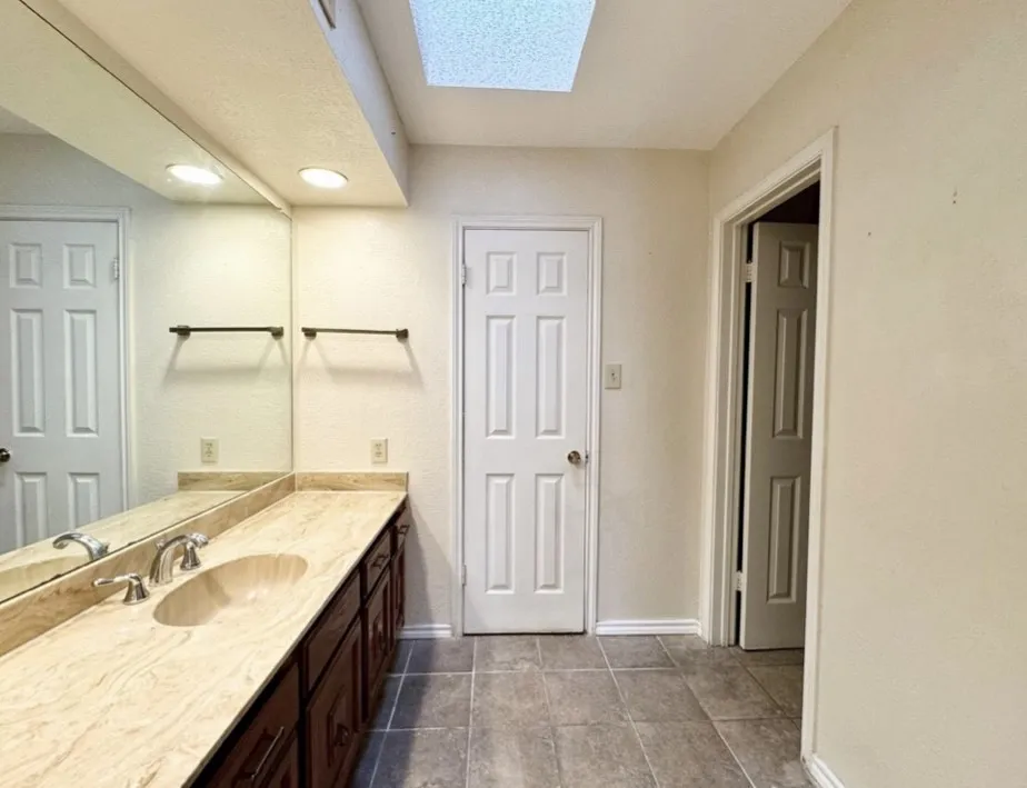 Condominium For Sale in Dallas County , 3635 Garden Brook, Farmers Branch, Texas 75234, 1 Bedroom, 2 Bathroom, Garage spaces, 919 Sqft, built in 1986, mls#21325418, Real Estate Agent in Farmers Branch, Homes For Sale in Dallas county, Homes For Sale in Farmers Branch, Realtor in Farmers Branch Texas, Real Estate Brokerage Independent Realty Texas, Luminita Cordes Realtor