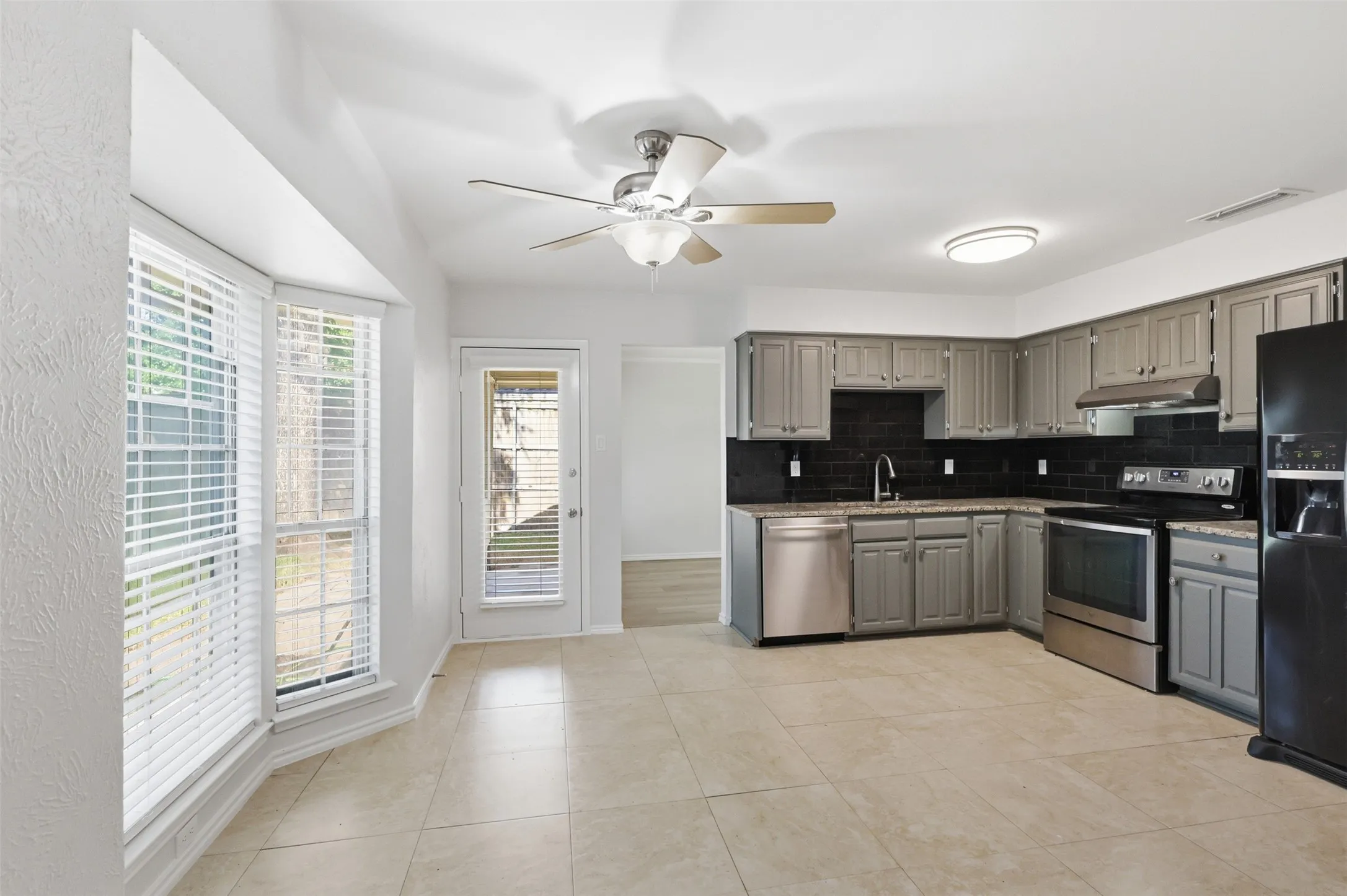 Single Family Residence For Sale in Dallas County , 250 Creekside Lane, Coppell, Texas 75019, 3 Bedroom, 2 Bathroom, 2 Garage spaces, 1,610 Sqft, built in 1984, mls#21325293, Real Estate Agent in Coppell, Homes For Sale in Dallas county, Homes For Sale in Coppell, Realtor in Coppell Texas, Real Estate Brokerage Independent Realty Texas, Luminita Cordes Realtor