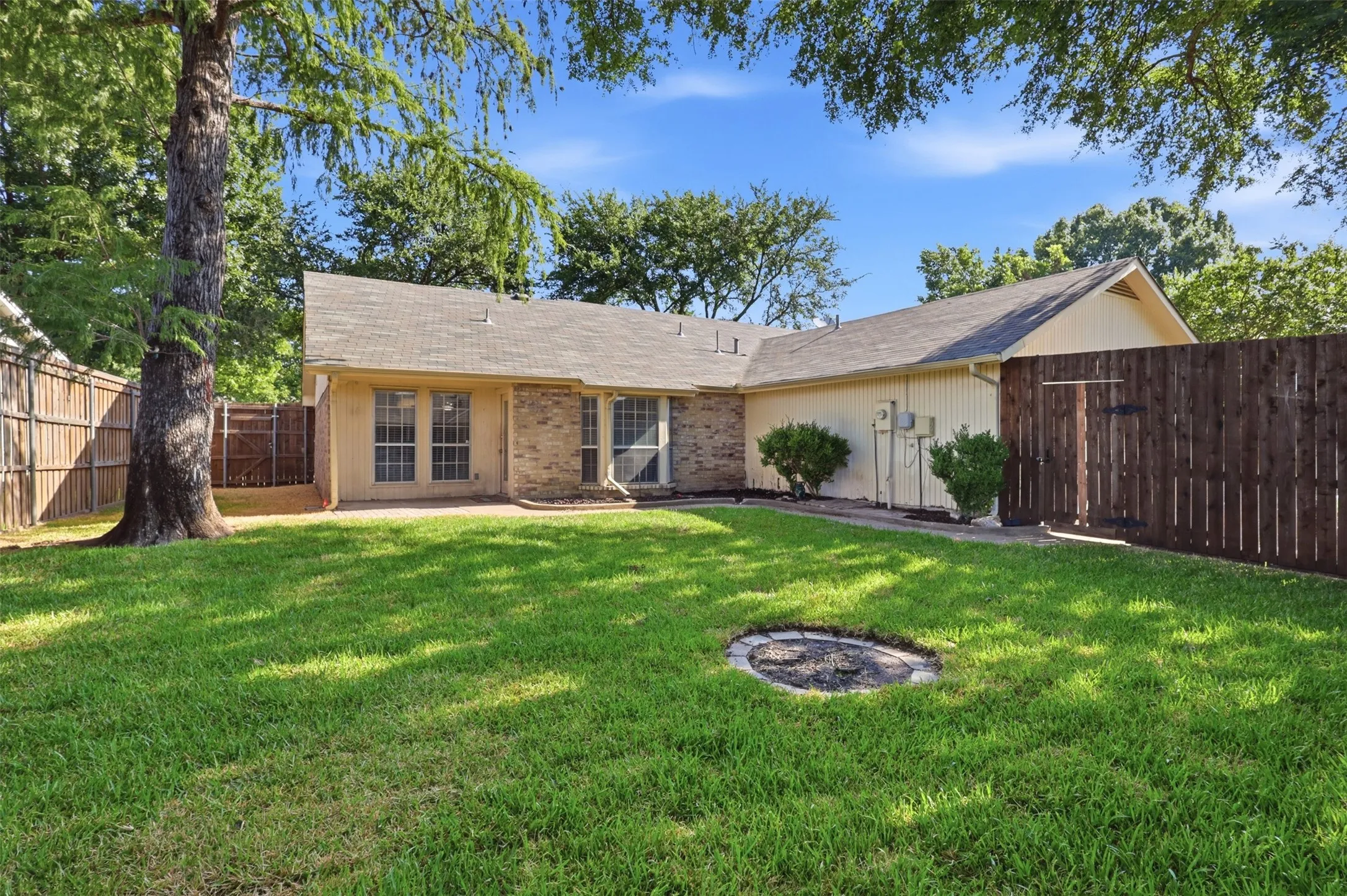 Single Family Residence For Sale in Dallas County , 250 Creekside Lane, Coppell, Texas 75019, 3 Bedroom, 2 Bathroom, 2 Garage spaces, 1,610 Sqft, built in 1984, mls#21325293, Real Estate Agent in Coppell, Homes For Sale in Dallas county, Homes For Sale in Coppell, Realtor in Coppell Texas, Real Estate Brokerage Independent Realty Texas, Luminita Cordes Realtor