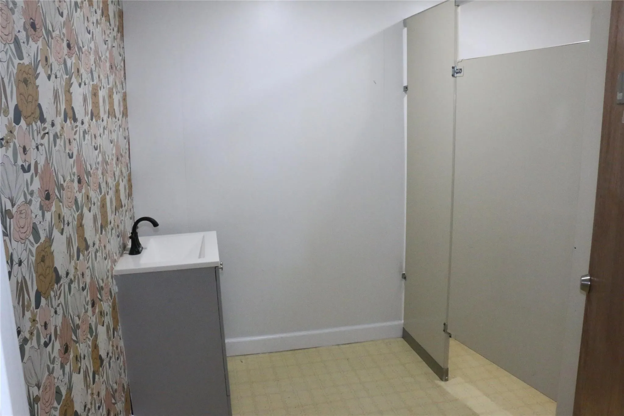 Business For Rent in Dallas County , 8210 Schrade Road, Rowlett, Texas 75088, 0, 0, Garage spaces, 0 Sqft, built in 1975, Price $4,495, mls#21325435, Real Estate Agent in Rowlett, Homes For Rent in Dallas county, Homes For Rent in Rowlett, Realtor in Rowlett Texas, Real Estate Brokerage Independent Realty Texas, Luminita Cordes Realtor