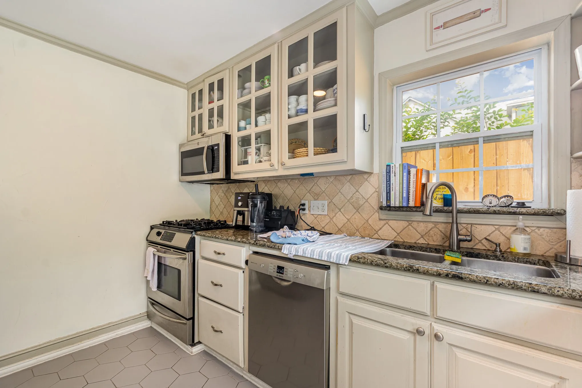 Single Family Residence For Rent in Dallas County , 4220 Lovers Lane, University Park, Texas 75225, 3 Bedroom, 2 Bathroom, Garage spaces, 1,754 Sqft, built in 1938, mls#21325441, Real Estate Agent in University Park, Homes For Rent in Dallas county, Homes For Rent in University Park, Realtor in University Park Texas, Real Estate Brokerage Independent Realty Texas, Luminita Cordes Realtor