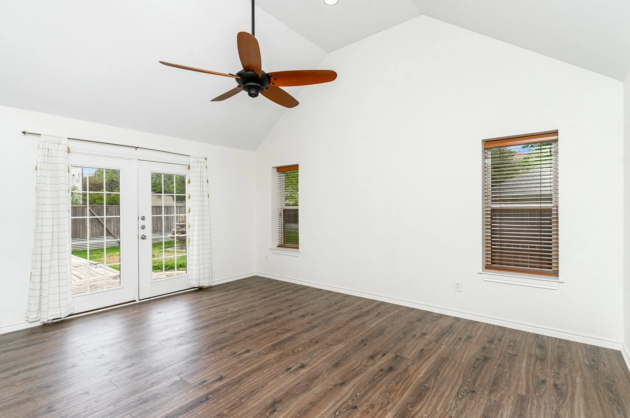 Single Family Residence For Rent in Dallas County , 4220 Lovers Lane, University Park, Texas 75225, 3 Bedroom, 2 Bathroom, Garage spaces, 1,754 Sqft, built in 1938, mls#21325441, Real Estate Agent in University Park, Homes For Rent in Dallas county, Homes For Rent in University Park, Realtor in University Park Texas, Real Estate Brokerage Independent Realty Texas, Luminita Cordes Realtor