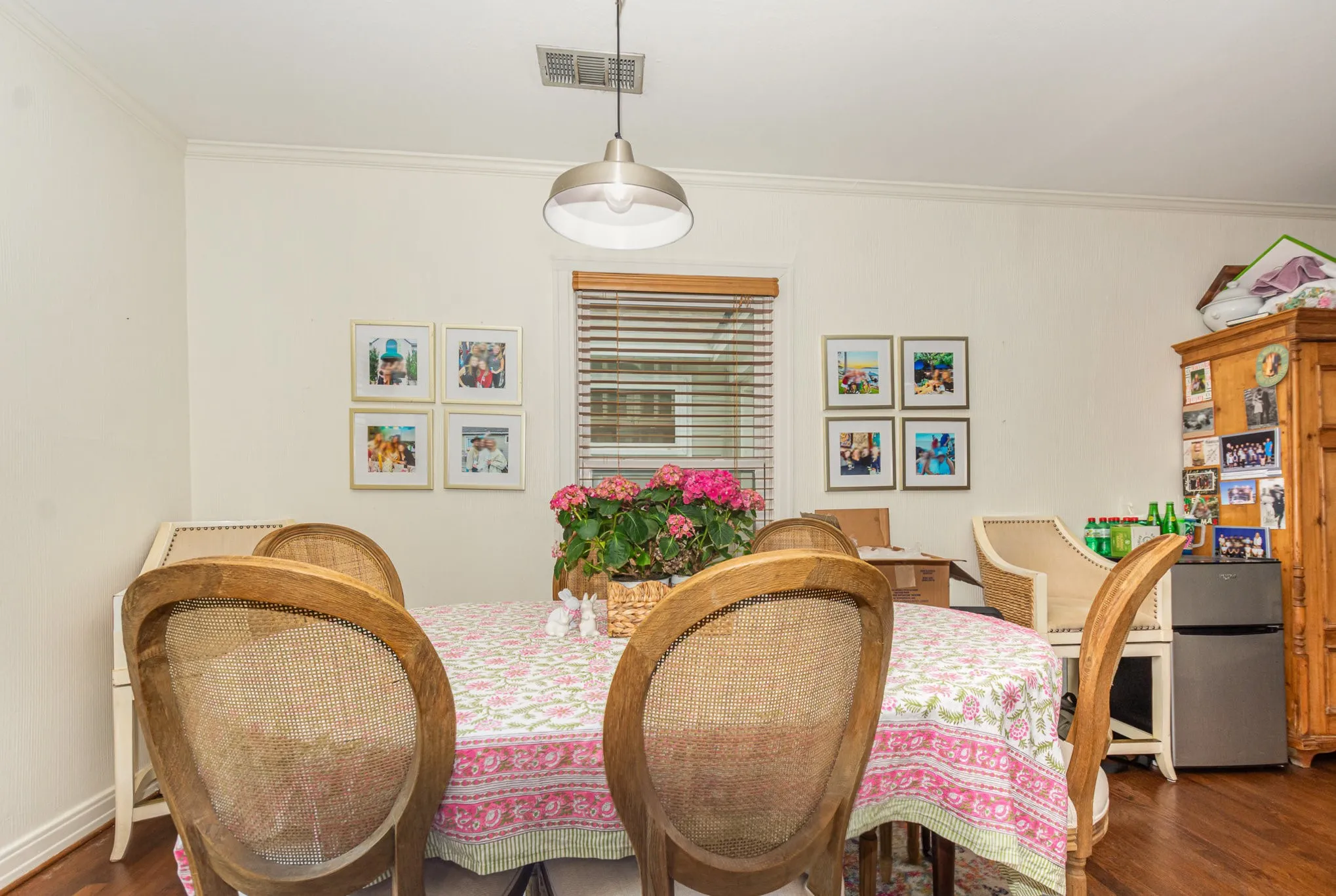 Single Family Residence For Rent in Dallas County , 4220 Lovers Lane, University Park, Texas 75225, 3 Bedroom, 2 Bathroom, Garage spaces, 1,754 Sqft, built in 1938, mls#21325441, Real Estate Agent in University Park, Homes For Rent in Dallas county, Homes For Rent in University Park, Realtor in University Park Texas, Real Estate Brokerage Independent Realty Texas, Luminita Cordes Realtor