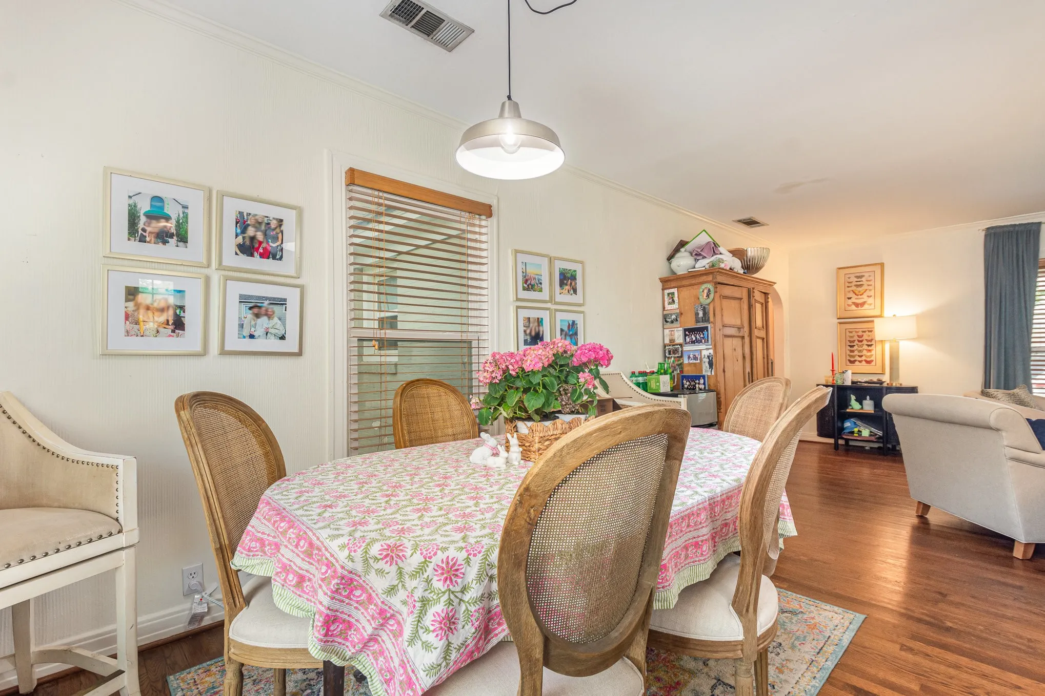 Single Family Residence For Rent in Dallas County , 4220 Lovers Lane, University Park, Texas 75225, 3 Bedroom, 2 Bathroom, Garage spaces, 1,754 Sqft, built in 1938, mls#21325441, Real Estate Agent in University Park, Homes For Rent in Dallas county, Homes For Rent in University Park, Realtor in University Park Texas, Real Estate Brokerage Independent Realty Texas, Luminita Cordes Realtor