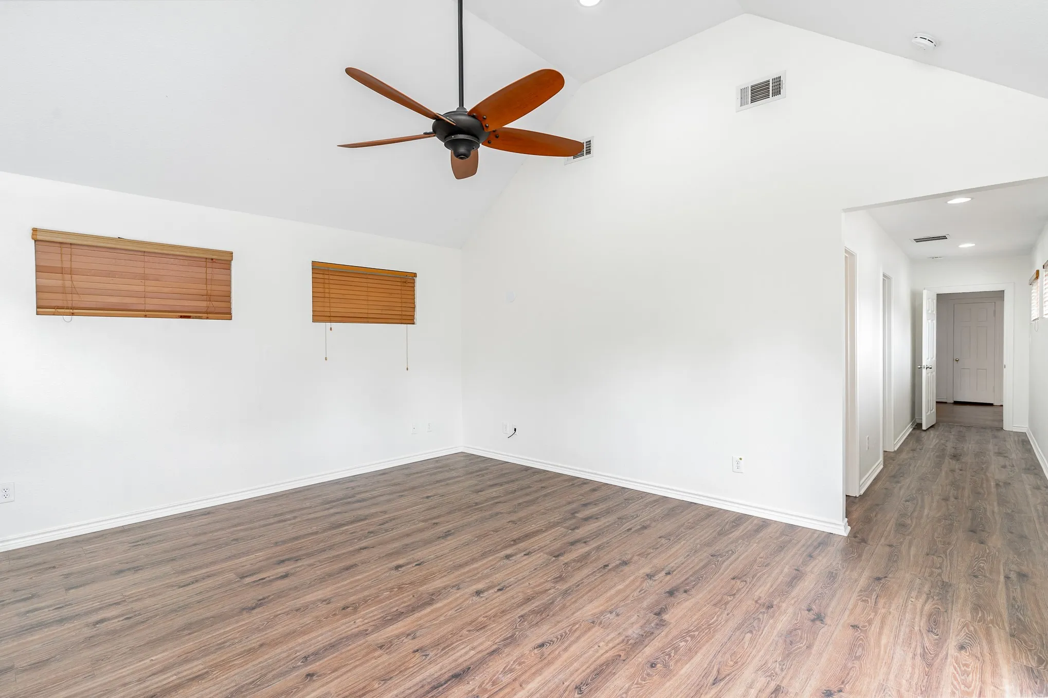 Single Family Residence For Rent in Dallas County , 4220 Lovers Lane, University Park, Texas 75225, 3 Bedroom, 2 Bathroom, Garage spaces, 1,754 Sqft, built in 1938, mls#21325441, Real Estate Agent in University Park, Homes For Rent in Dallas county, Homes For Rent in University Park, Realtor in University Park Texas, Real Estate Brokerage Independent Realty Texas, Luminita Cordes Realtor