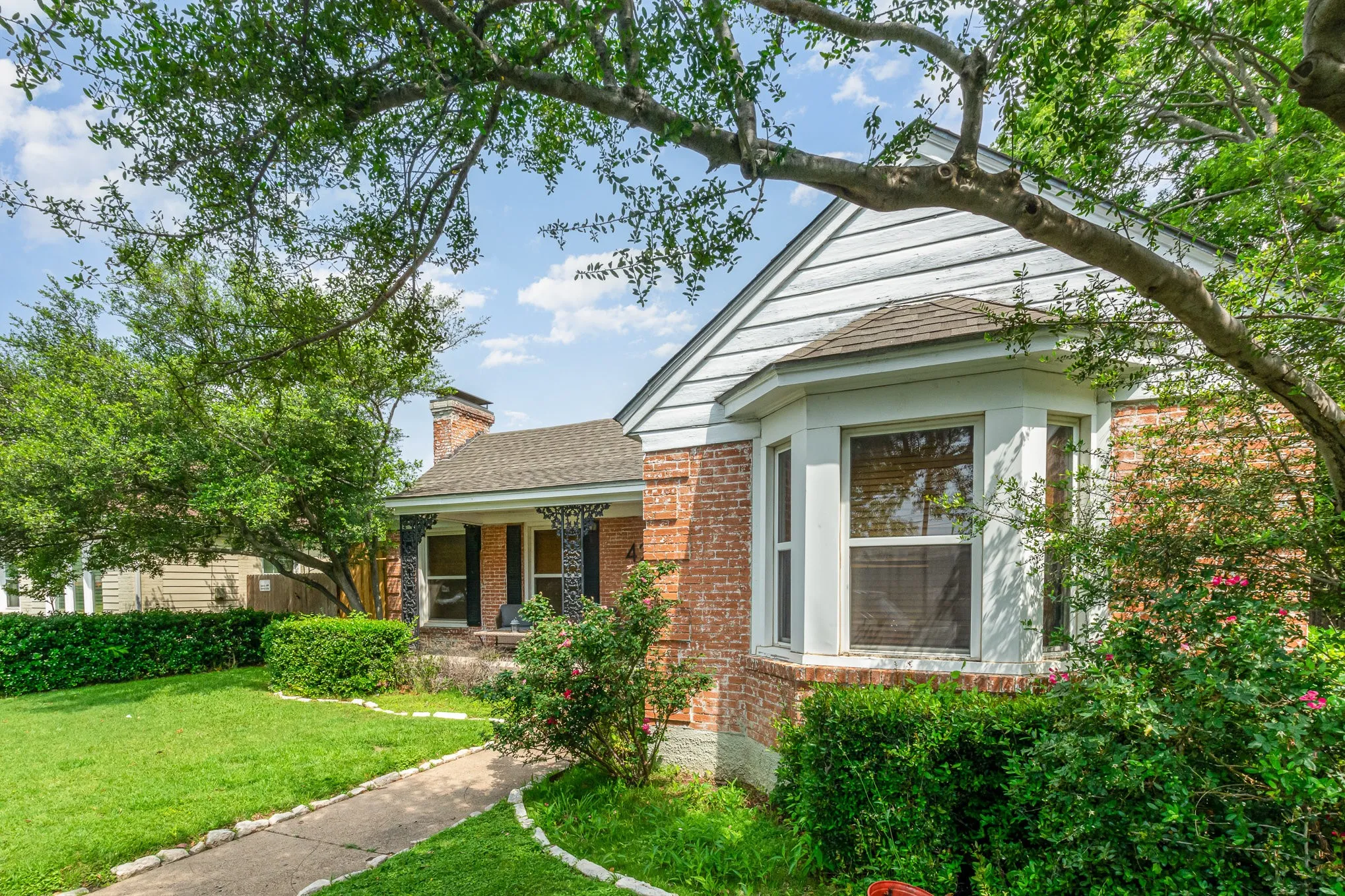 Single Family Residence For Rent in Dallas County , 4220 Lovers Lane, University Park, Texas 75225, 3 Bedroom, 2 Bathroom, Garage spaces, 1,754 Sqft, built in 1938, mls#21325441, Real Estate Agent in University Park, Homes For Rent in Dallas county, Homes For Rent in University Park, Realtor in University Park Texas, Real Estate Brokerage Independent Realty Texas, Luminita Cordes Realtor