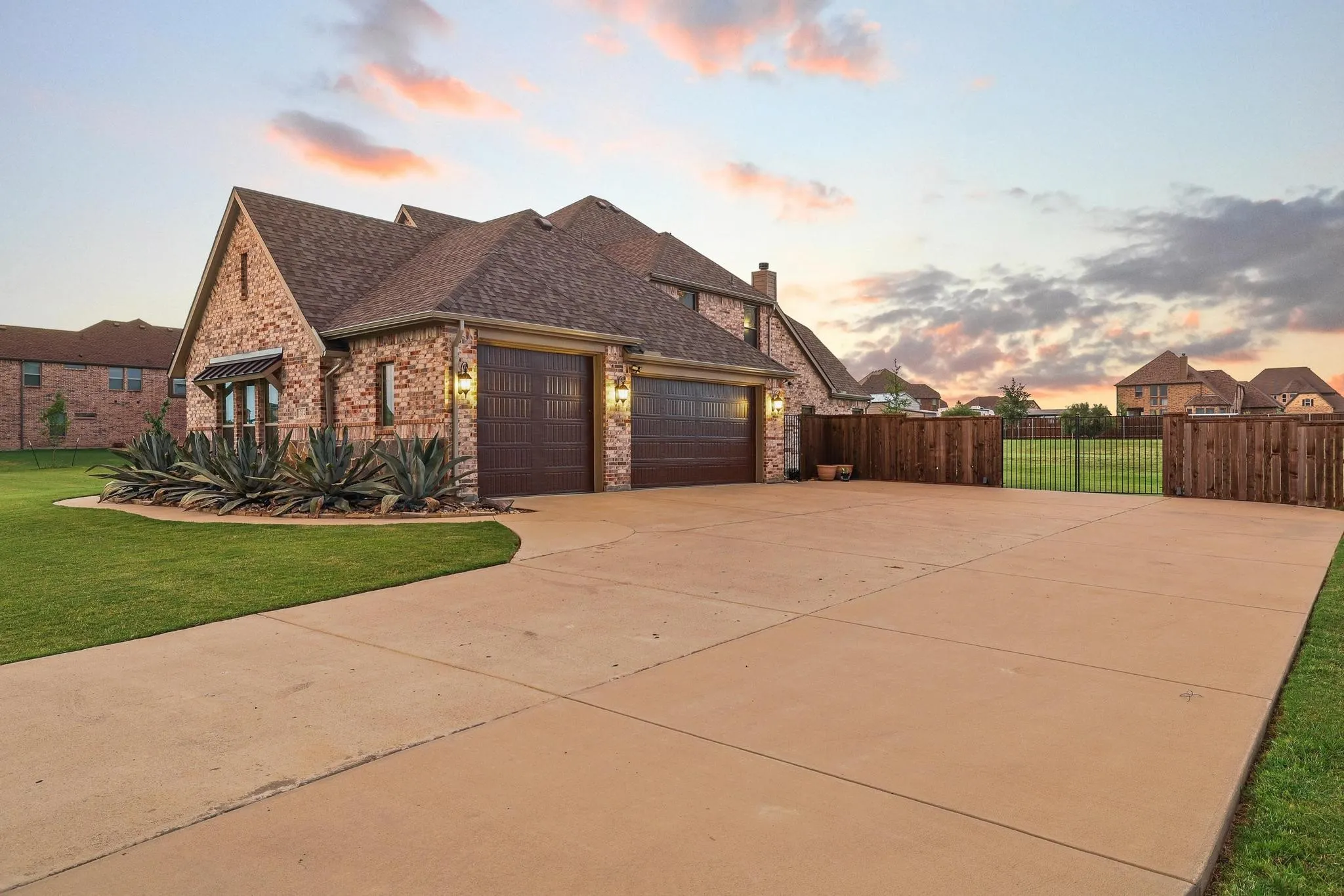 Single Family Residence For Sale in Grayson County , 1314 Birch Street, Howe, Texas 75459, 4 Bedroom, 4 Bathroom, 6 Garage spaces, 2,716 Sqft, built in 2022, mls#21324870, Real Estate Agent in Howe, Homes For Sale in Grayson county, Homes For Sale in Howe, Realtor in Howe Texas, Real Estate Brokerage Independent Realty Texas, Luminita Cordes Realtor