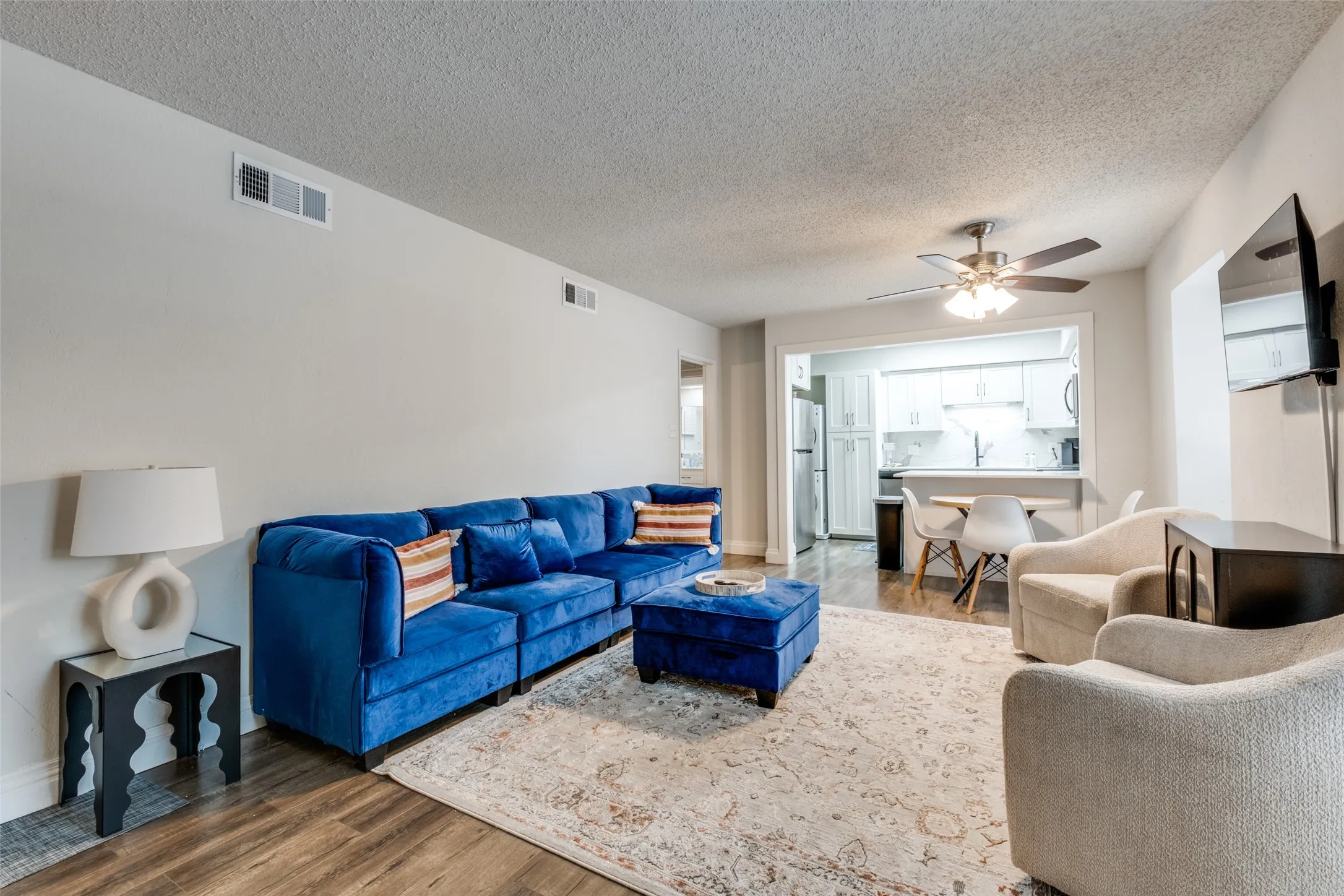 Condominium For Sale in Dallas County , 5214 Fleetwood Oaks Avenue 206, Dallas, Texas 75235, 1 Bedroom, 1 Bathroom, Garage spaces, 710 Sqft, built in 1963, mls#21325478, Real Estate Agent in Dallas, Homes For Sale in Dallas county, Homes For Sale in Dallas, Realtor in Dallas Texas, Real Estate Brokerage Independent Realty Texas, Luminita Cordes Realtor
