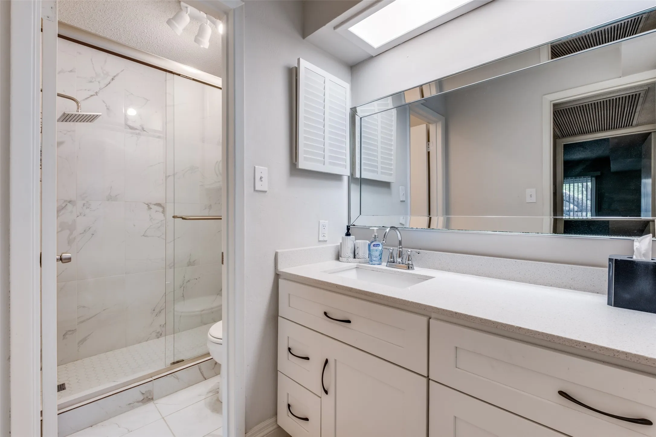 Condominium For Sale in Dallas County , 5214 Fleetwood Oaks Avenue 206, Dallas, Texas 75235, 1 Bedroom, 1 Bathroom, Garage spaces, 710 Sqft, built in 1963, mls#21325478, Real Estate Agent in Dallas, Homes For Sale in Dallas county, Homes For Sale in Dallas, Realtor in Dallas Texas, Real Estate Brokerage Independent Realty Texas, Luminita Cordes Realtor