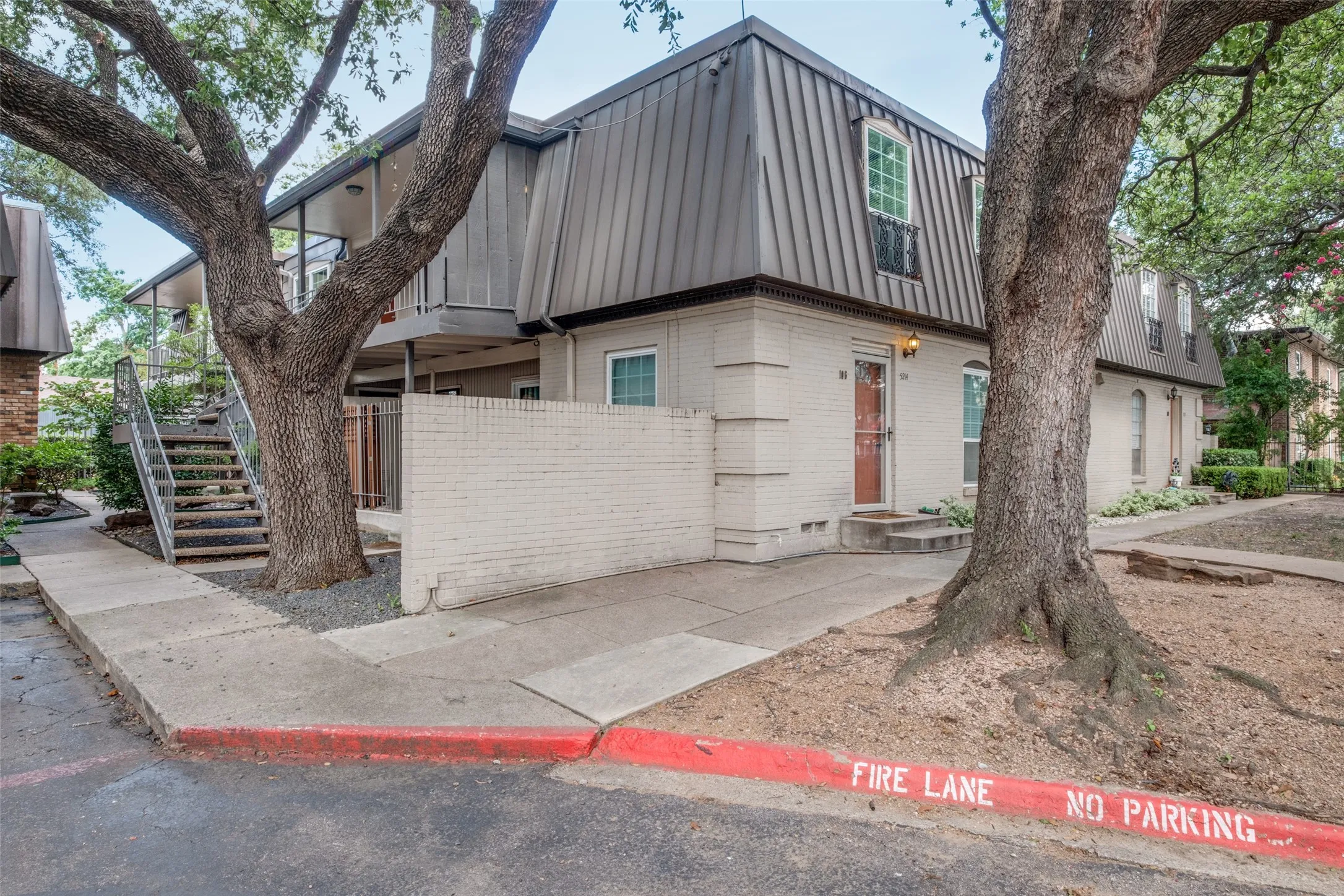 Condominium For Sale in Dallas County , 5214 Fleetwood Oaks Avenue 206, Dallas, Texas 75235, 1 Bedroom, 1 Bathroom, Garage spaces, 710 Sqft, built in 1963, mls#21325478, Real Estate Agent in Dallas, Homes For Sale in Dallas county, Homes For Sale in Dallas, Realtor in Dallas Texas, Real Estate Brokerage Independent Realty Texas, Luminita Cordes Realtor