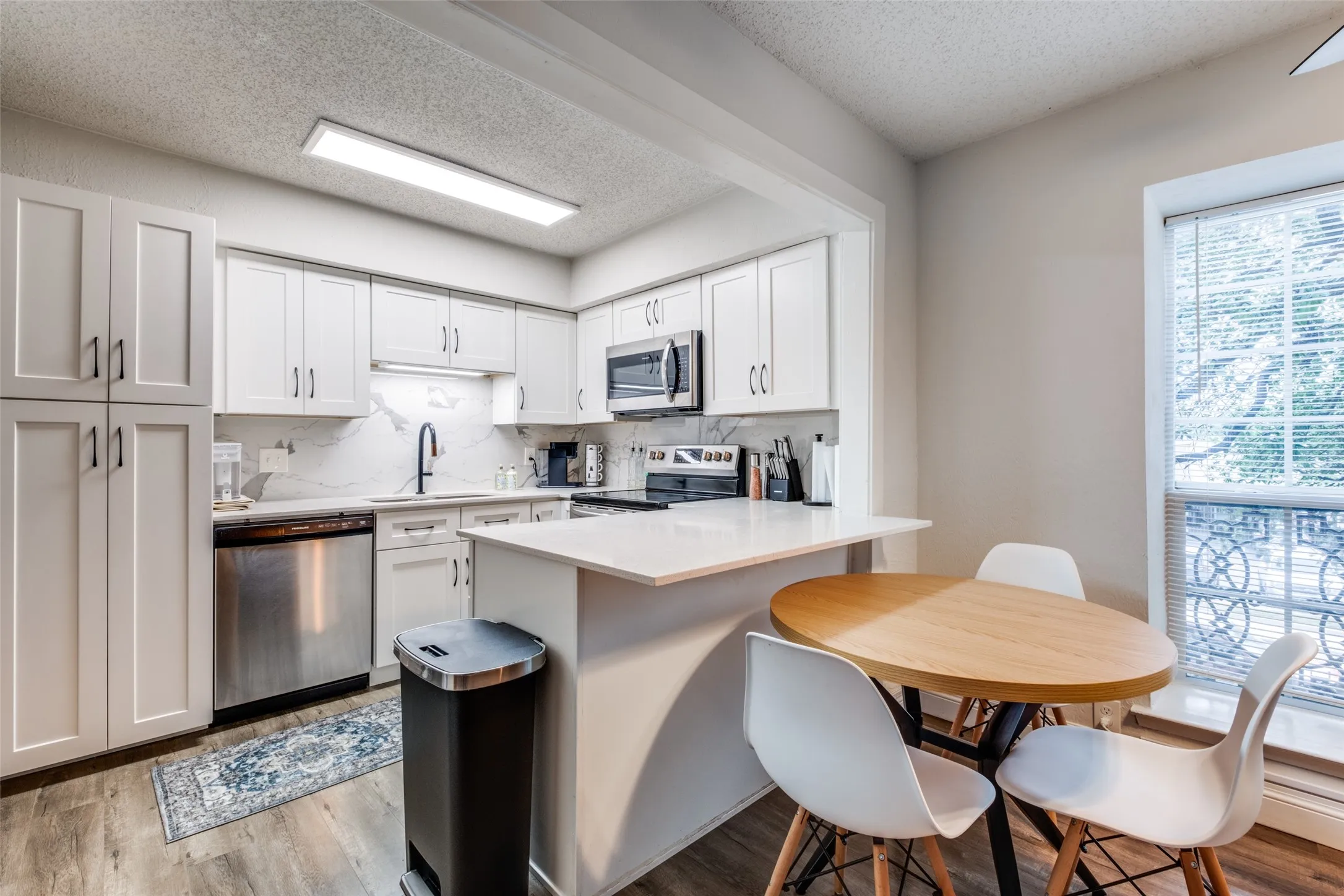 Condominium For Sale in Dallas County , 5214 Fleetwood Oaks Avenue 206, Dallas, Texas 75235, 1 Bedroom, 1 Bathroom, Garage spaces, 710 Sqft, built in 1963, mls#21325478, Real Estate Agent in Dallas, Homes For Sale in Dallas county, Homes For Sale in Dallas, Realtor in Dallas Texas, Real Estate Brokerage Independent Realty Texas, Luminita Cordes Realtor