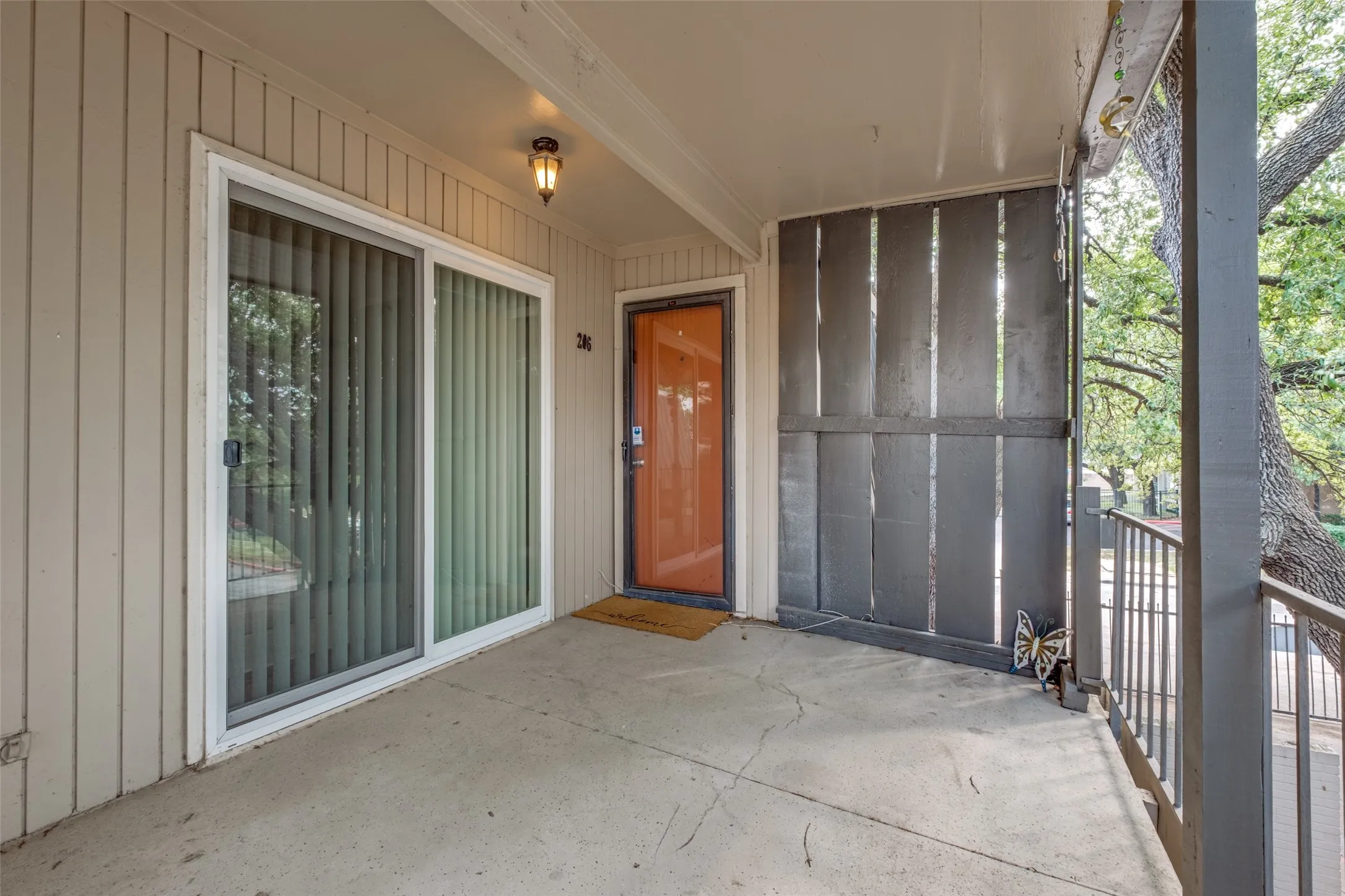 Condominium For Sale in Dallas County , 5214 Fleetwood Oaks Avenue 206, Dallas, Texas 75235, 1 Bedroom, 1 Bathroom, Garage spaces, 710 Sqft, built in 1963, mls#21325478, Real Estate Agent in Dallas, Homes For Sale in Dallas county, Homes For Sale in Dallas, Realtor in Dallas Texas, Real Estate Brokerage Independent Realty Texas, Luminita Cordes Realtor