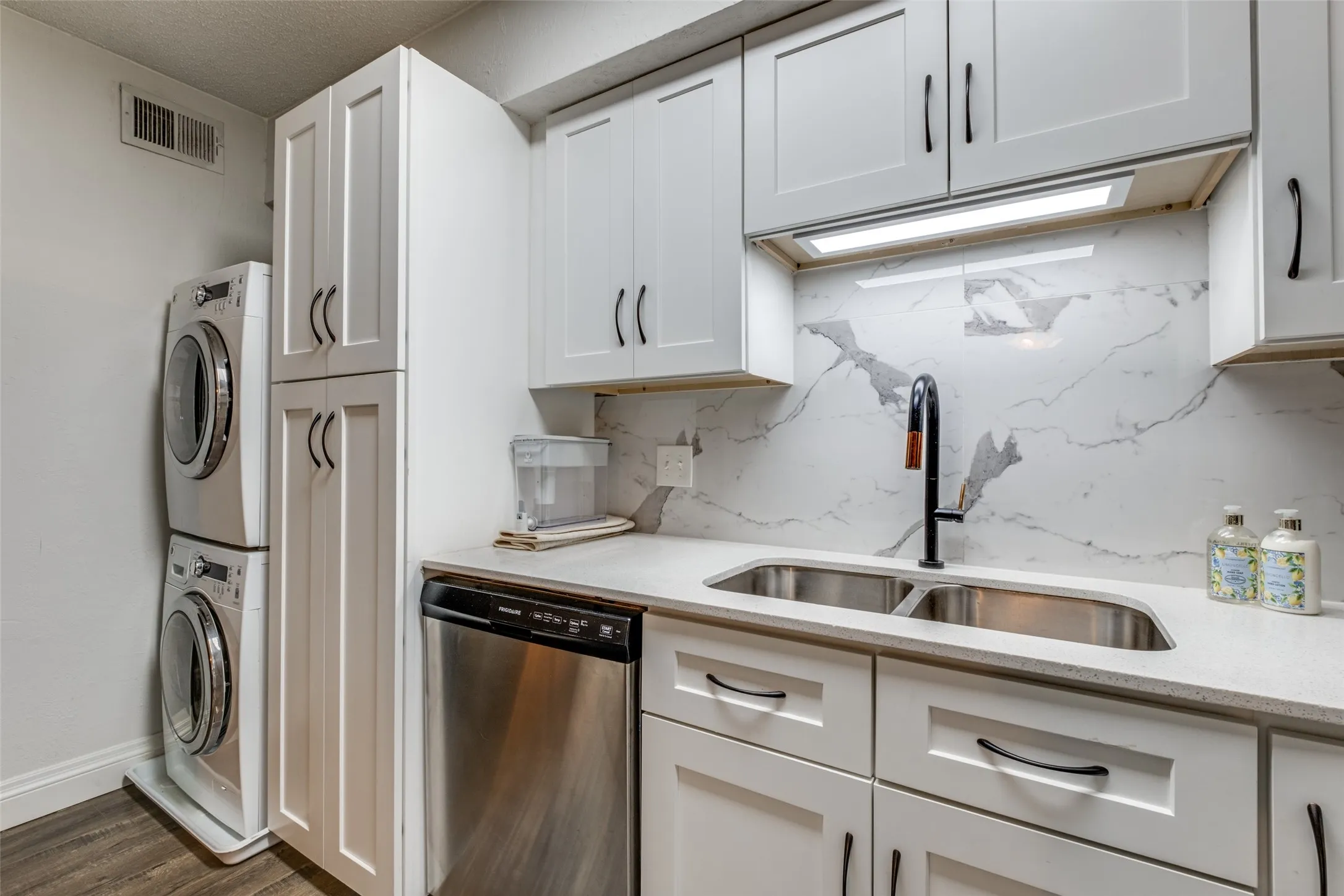 Condominium For Sale in Dallas County , 5214 Fleetwood Oaks Avenue 206, Dallas, Texas 75235, 1 Bedroom, 1 Bathroom, Garage spaces, 710 Sqft, built in 1963, mls#21325478, Real Estate Agent in Dallas, Homes For Sale in Dallas county, Homes For Sale in Dallas, Realtor in Dallas Texas, Real Estate Brokerage Independent Realty Texas, Luminita Cordes Realtor