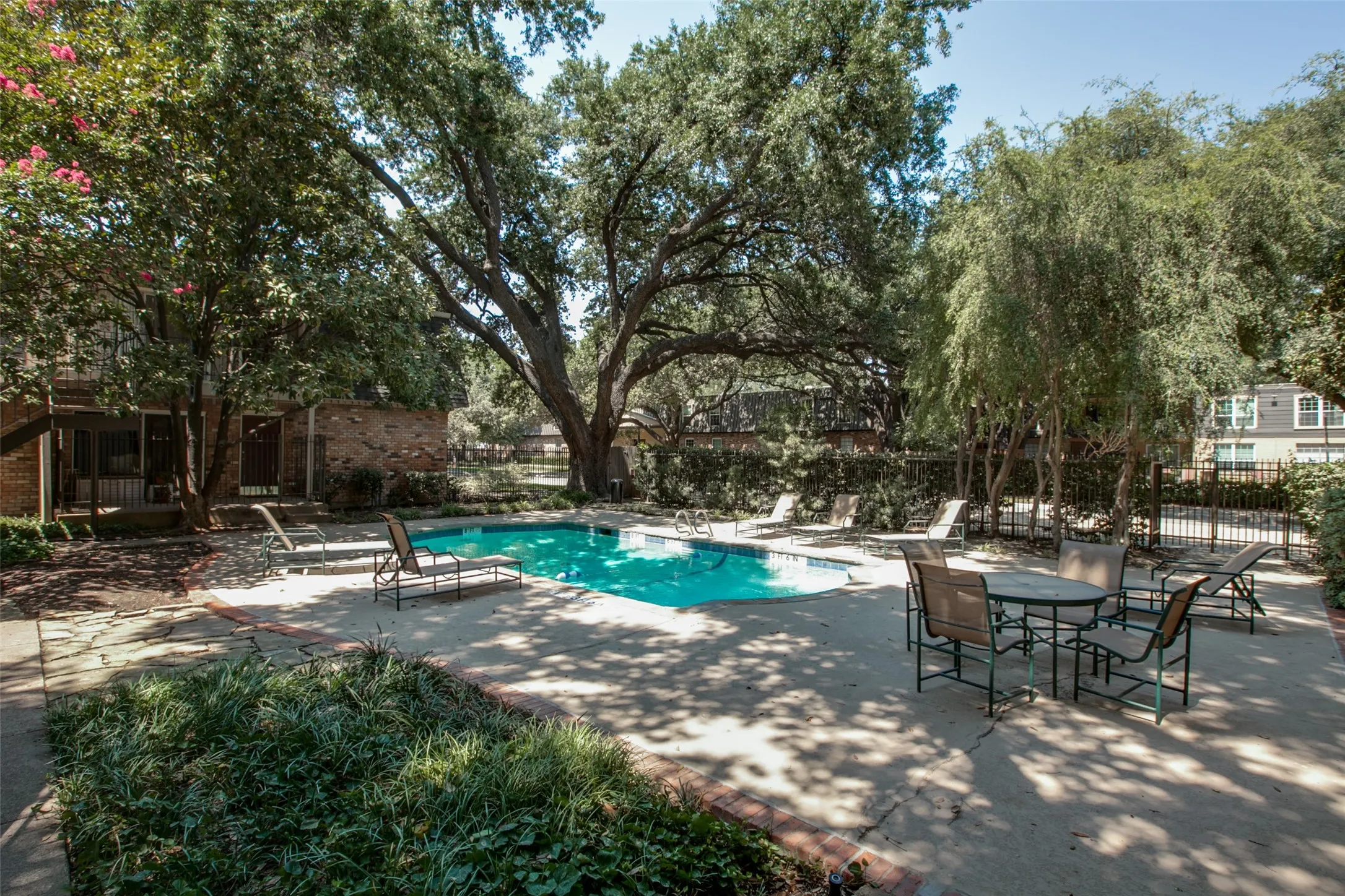 Condominium For Sale in Dallas County , 5214 Fleetwood Oaks Avenue 206, Dallas, Texas 75235, 1 Bedroom, 1 Bathroom, Garage spaces, 710 Sqft, built in 1963, mls#21325478, Real Estate Agent in Dallas, Homes For Sale in Dallas county, Homes For Sale in Dallas, Realtor in Dallas Texas, Real Estate Brokerage Independent Realty Texas, Luminita Cordes Realtor