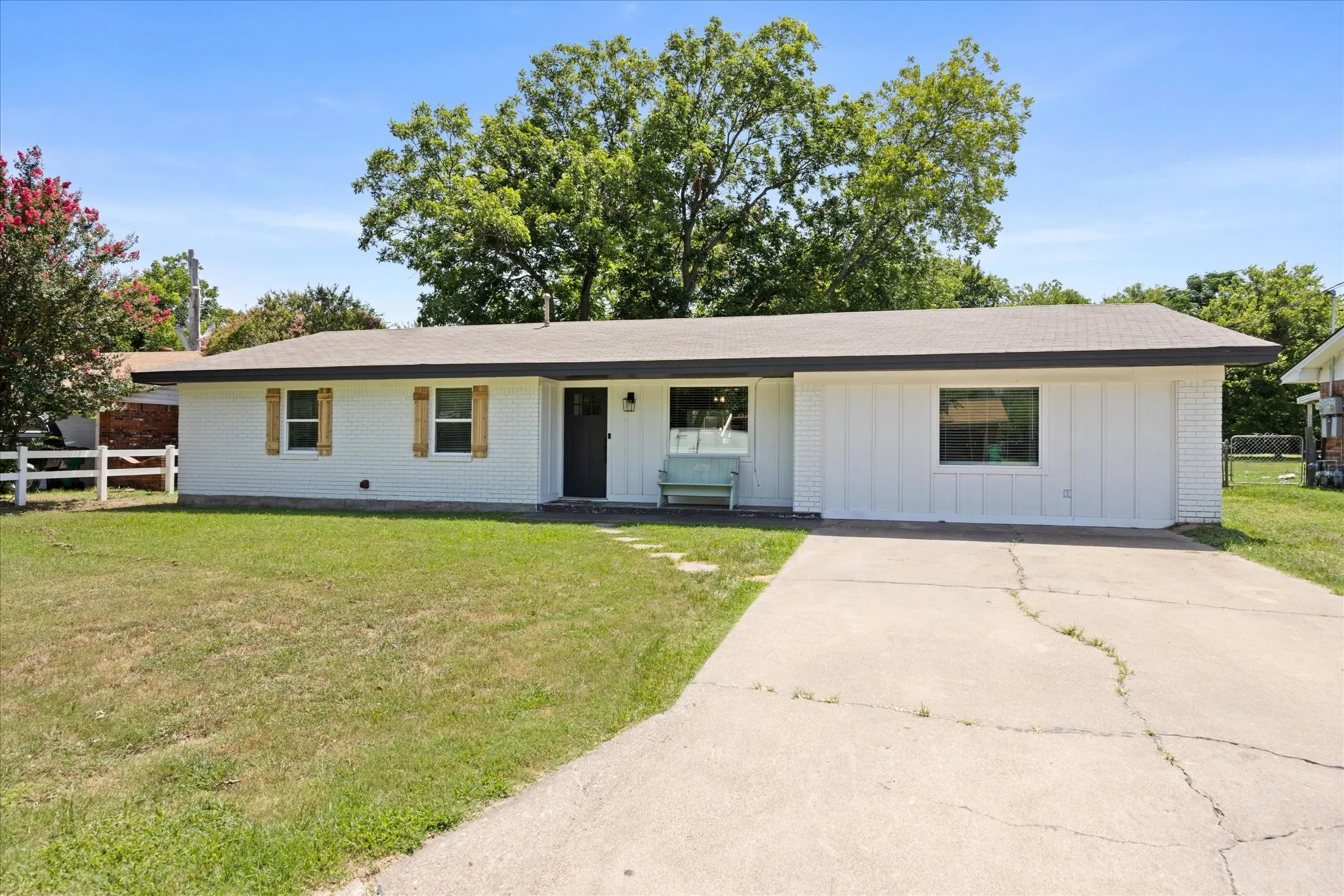 Single Family Residence For Sale in Erath County , 270 Barker Street, Stephenville, Texas 76401, 4 Bedroom, 2 Bathroom, Garage spaces, 1,755 Sqft, built in 1965, mls#21324931, Real Estate Agent in Stephenville, Homes For Sale in Erath county, Homes For Sale in Stephenville, Realtor in Stephenville Texas, Real Estate Brokerage Independent Realty Texas, Luminita Cordes Realtor