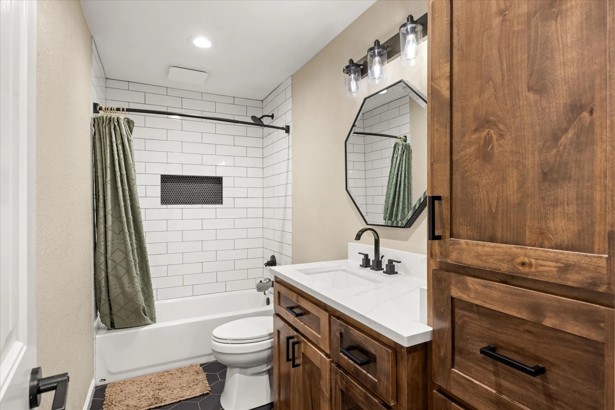 Single Family Residence For Sale in Erath County , 270 Barker Street, Stephenville, Texas 76401, 4 Bedroom, 2 Bathroom, Garage spaces, 1,755 Sqft, built in 1965, mls#21324931, Real Estate Agent in Stephenville, Homes For Sale in Erath county, Homes For Sale in Stephenville, Realtor in Stephenville Texas, Real Estate Brokerage Independent Realty Texas, Luminita Cordes Realtor