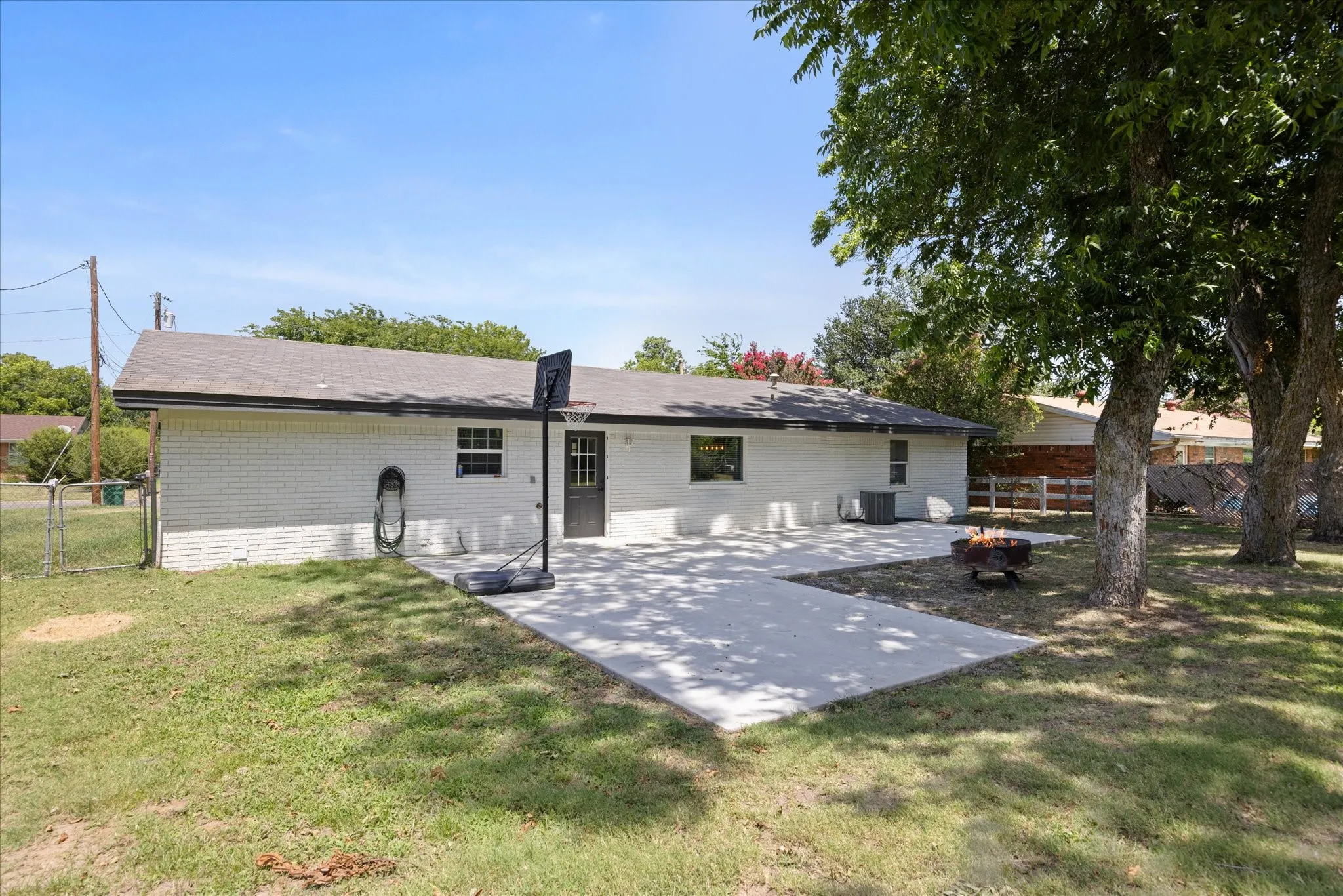 Single Family Residence For Sale in Erath County , 270 Barker Street, Stephenville, Texas 76401, 4 Bedroom, 2 Bathroom, Garage spaces, 1,755 Sqft, built in 1965, mls#21324931, Real Estate Agent in Stephenville, Homes For Sale in Erath county, Homes For Sale in Stephenville, Realtor in Stephenville Texas, Real Estate Brokerage Independent Realty Texas, Luminita Cordes Realtor