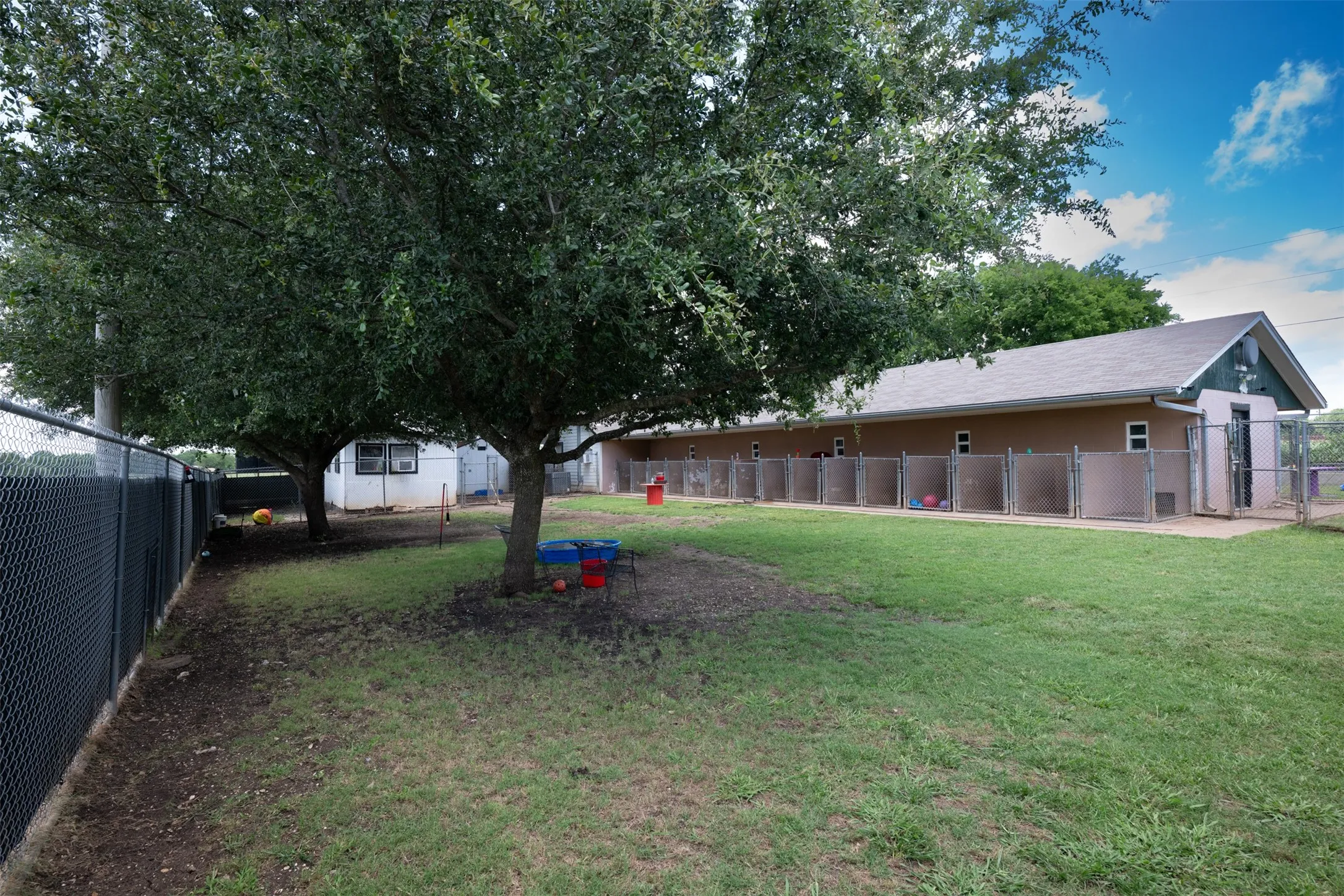 Indoor/Outdoor Kennels and Play Yard
