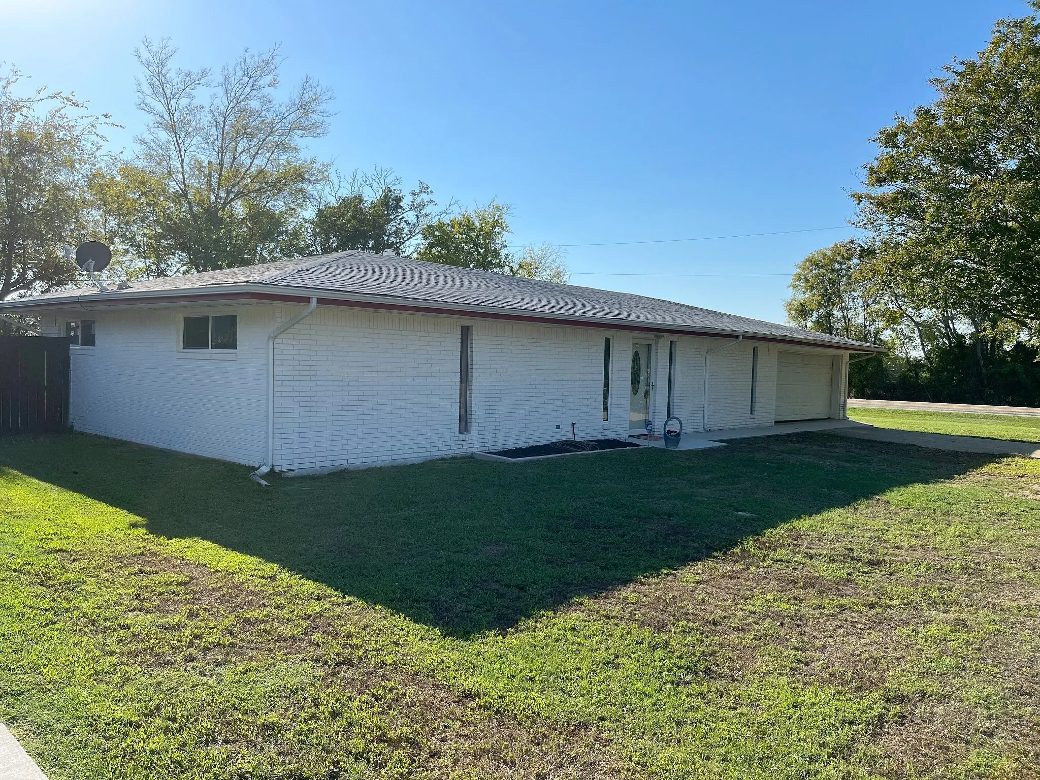 Single Family Residence For Sale in Rains County , 110 Circle Drive, Point, Texas 75472, 3 Bedroom, 2 Bathroom, 2 Garage spaces, 1,428 Sqft, built in 1970, mls#21295344, Real Estate Agent in Point, Homes For Sale in Rains county, Homes For Sale in Point, Realtor in Point Texas, Real Estate Brokerage Independent Realty Texas, Luminita Cordes Realtor