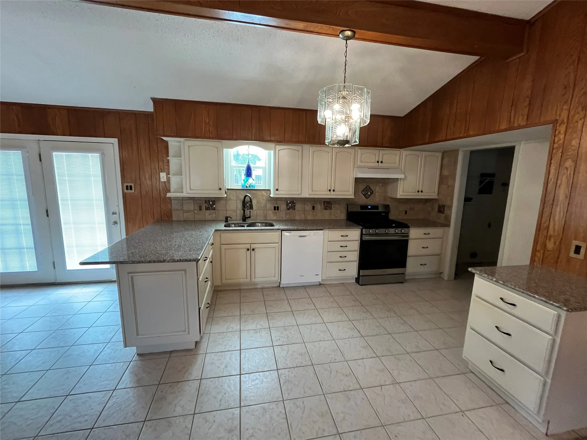 Single Family Residence For Sale in Rains County , 110 Circle Drive, Point, Texas 75472, 3 Bedroom, 2 Bathroom, 2 Garage spaces, 1,428 Sqft, built in 1970, mls#21295344, Real Estate Agent in Point, Homes For Sale in Rains county, Homes For Sale in Point, Realtor in Point Texas, Real Estate Brokerage Independent Realty Texas, Luminita Cordes Realtor